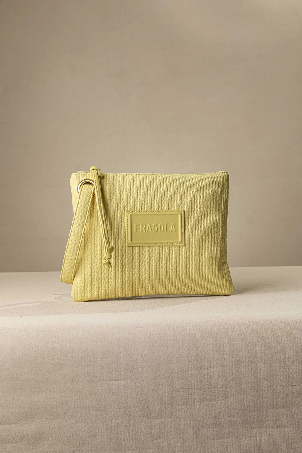 Μαλακό τσαντάκι χεριού με casual logo Μαλακό τσαντάκι χεριού με casual logo