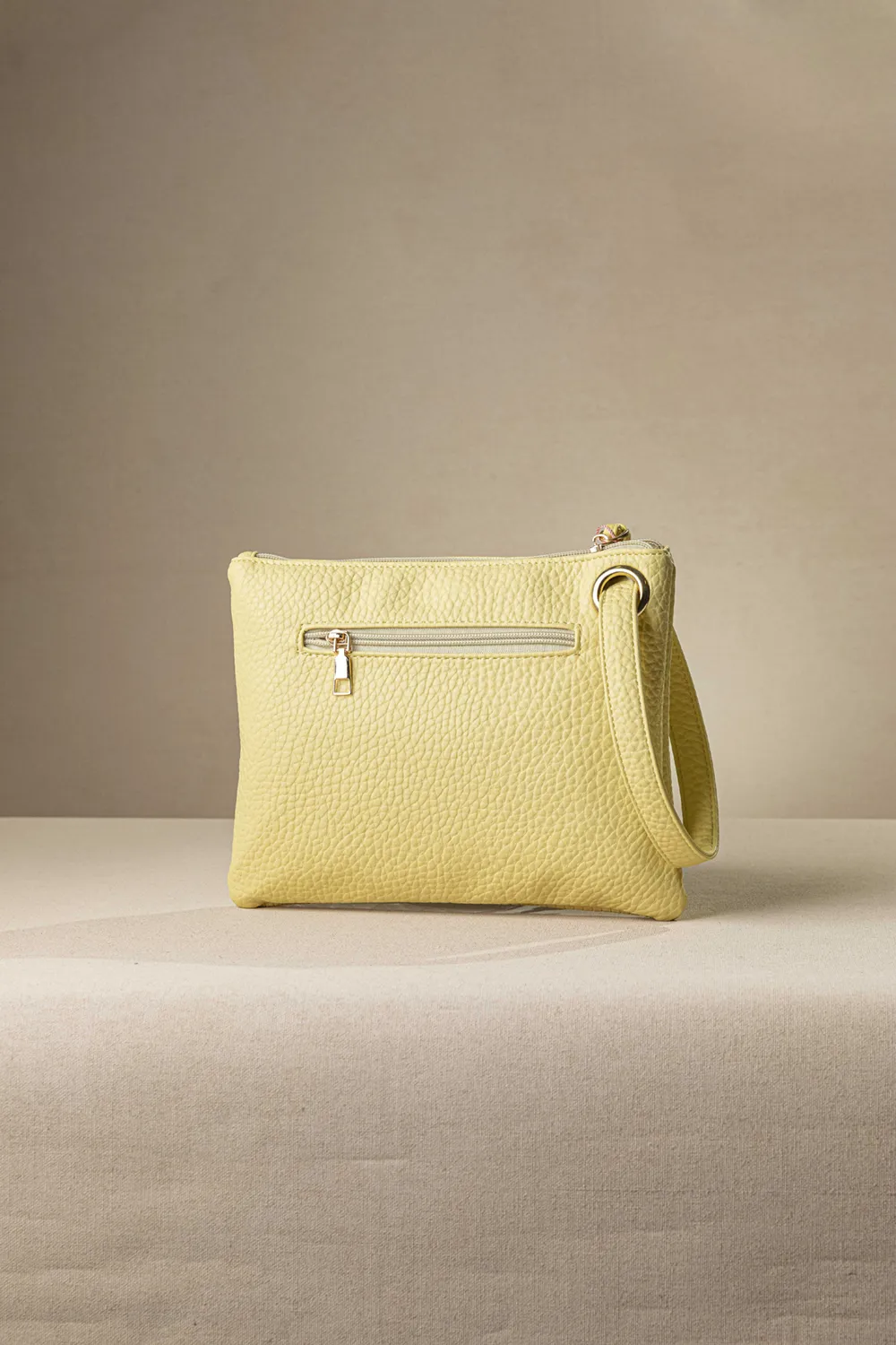 Μαλακό τσαντάκι χεριού με casual logo Μαλακό τσαντάκι χεριού με casual logo