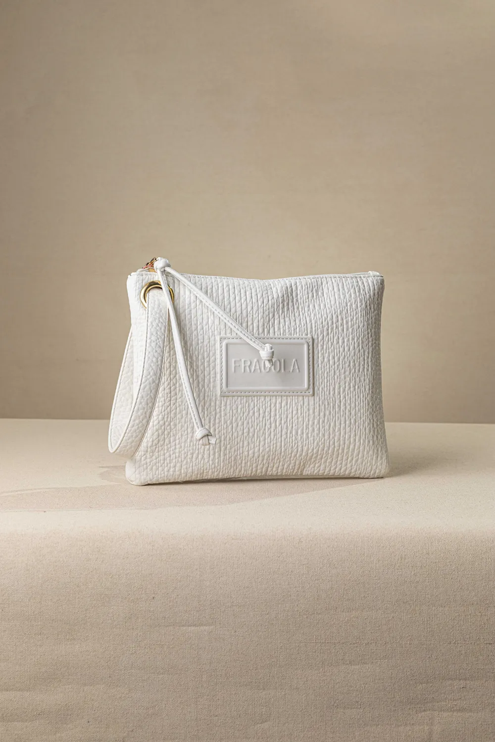 Μαλακό τσαντάκι χεριού με casual logo Μαλακό τσαντάκι χεριού με casual logo