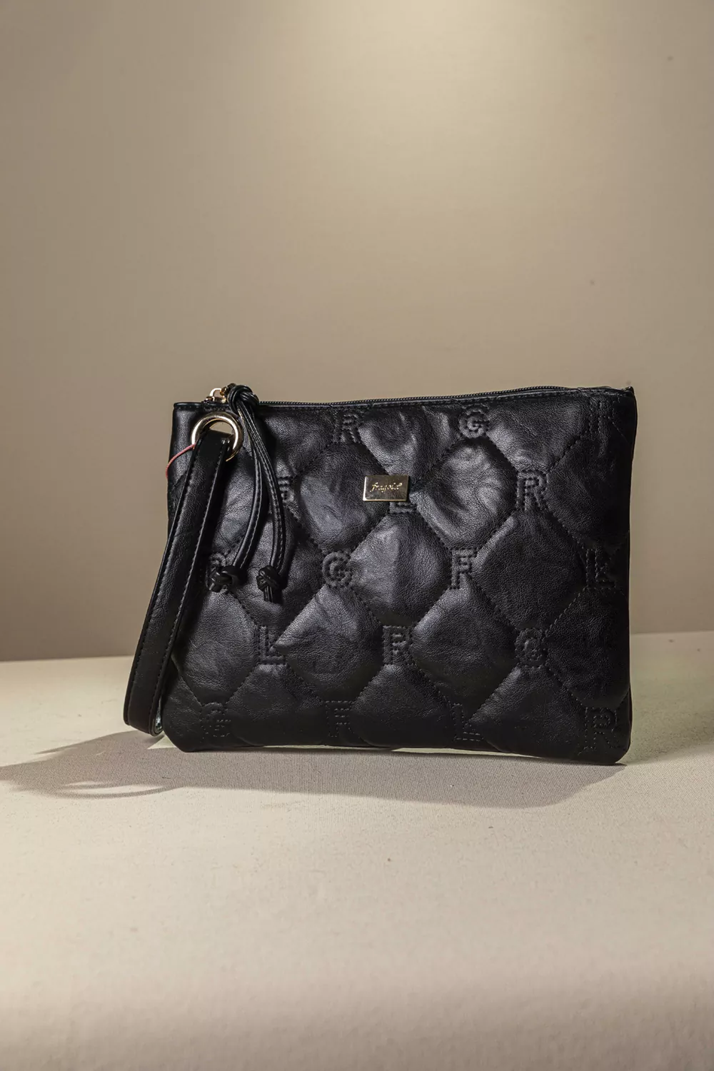 Πρακτικό τσαντάκι/νεσεσερ Πρακτικό τσαντάκι/νεσεσερ