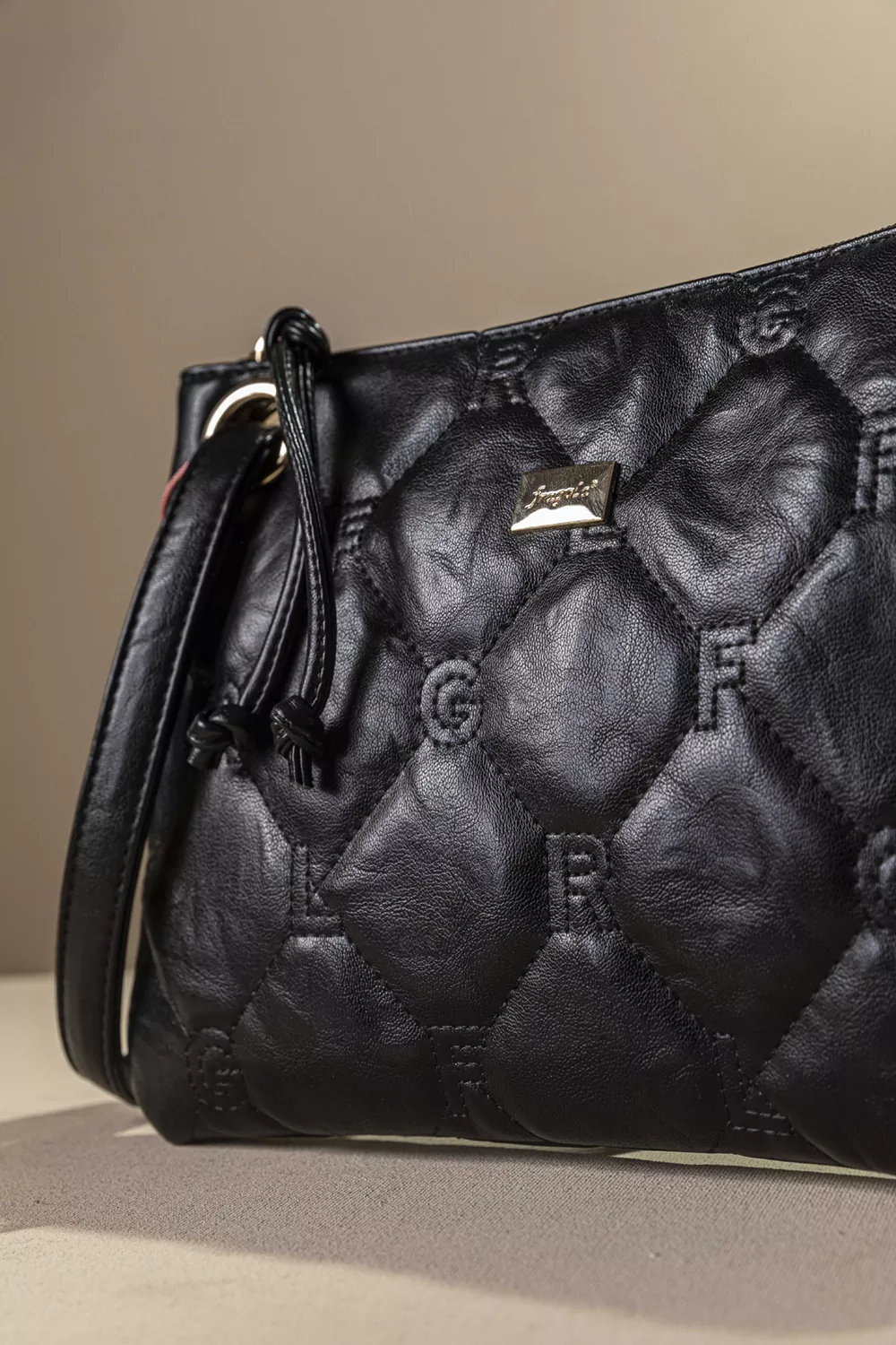 Πρακτικό τσαντάκι/νεσεσερ Πρακτικό τσαντάκι/νεσεσερ