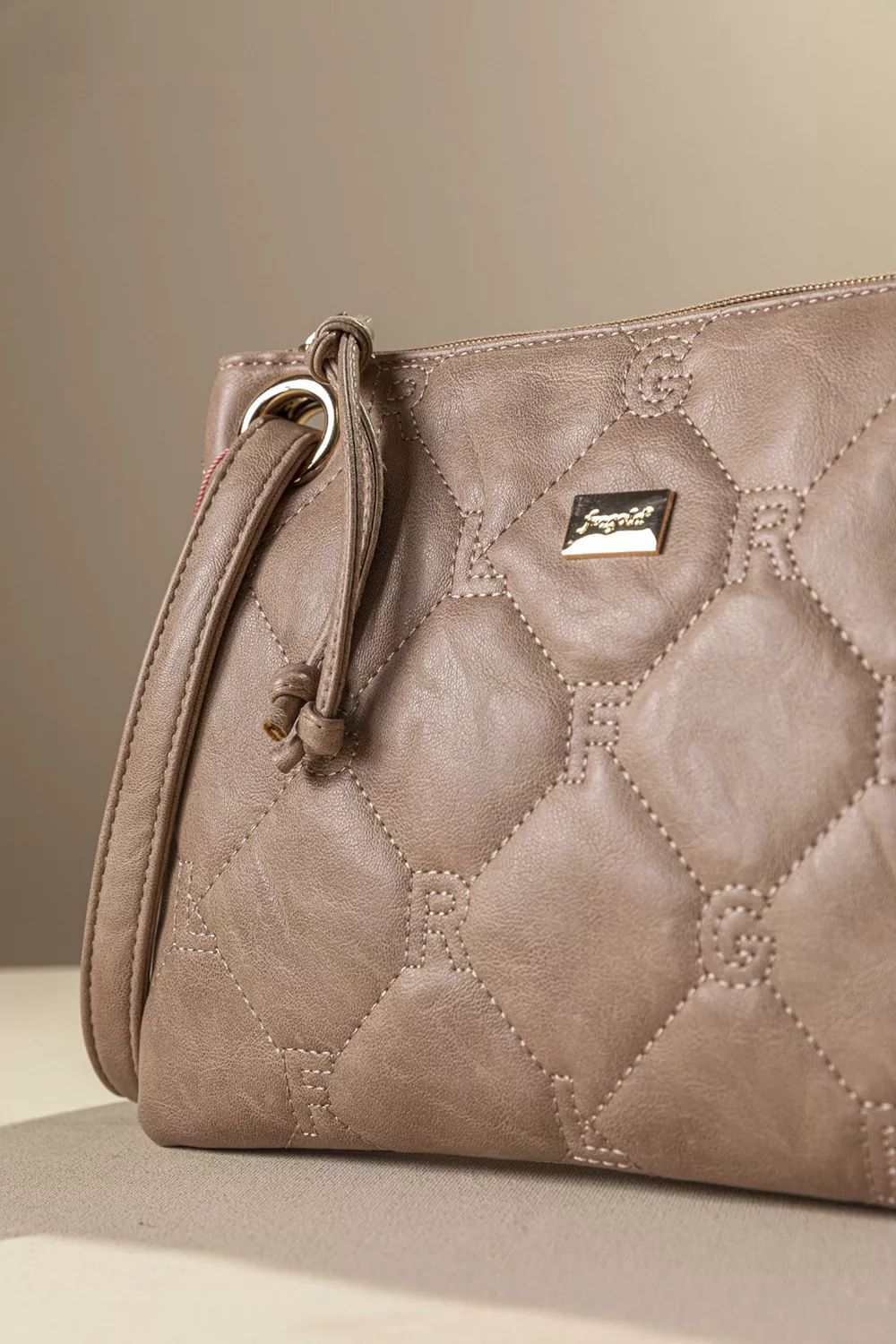 Πρακτικό τσαντάκι/νεσεσερ Πρακτικό τσαντάκι/νεσεσερ