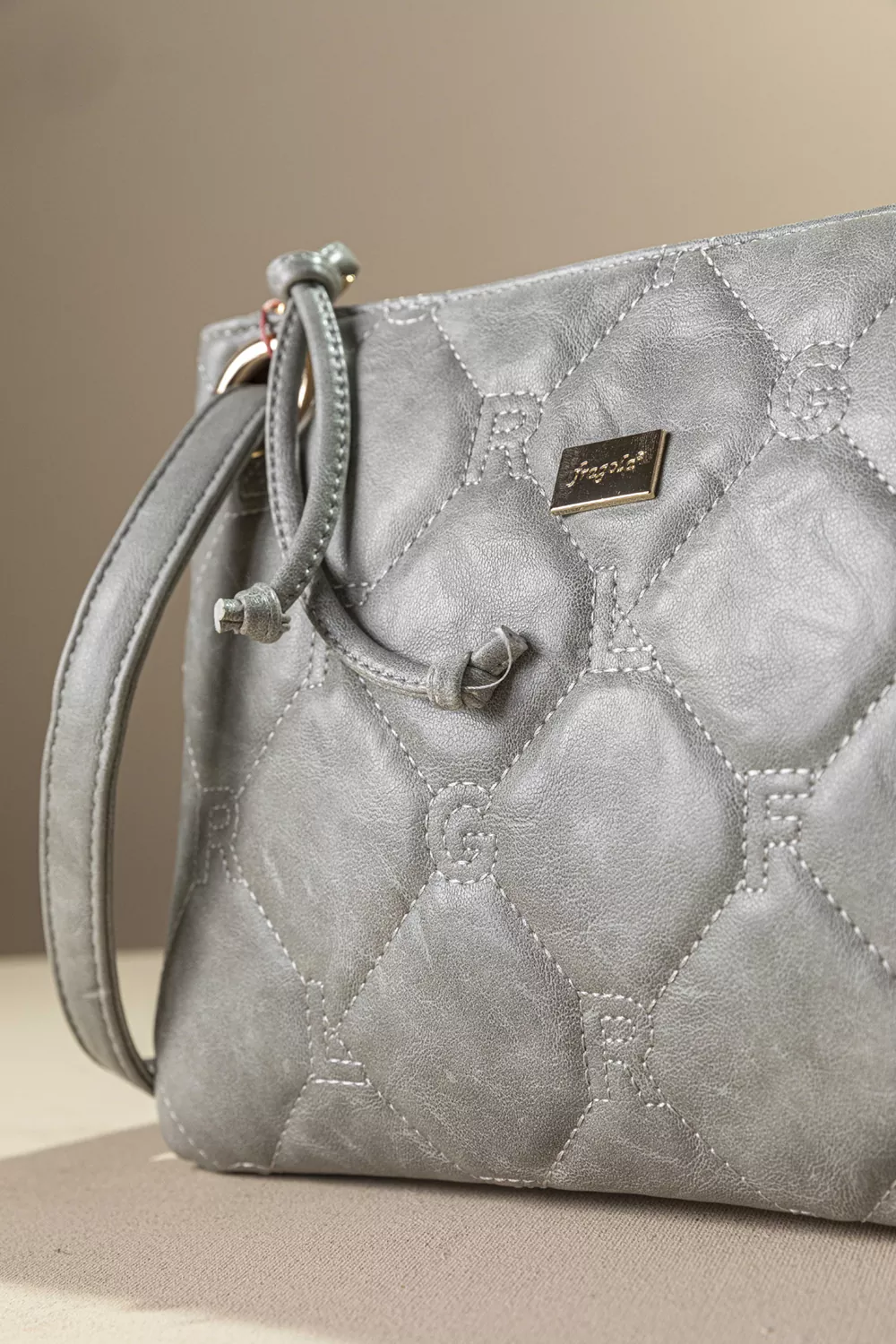 Πρακτικό τσαντάκι/νεσεσερ Πρακτικό τσαντάκι/νεσεσερ