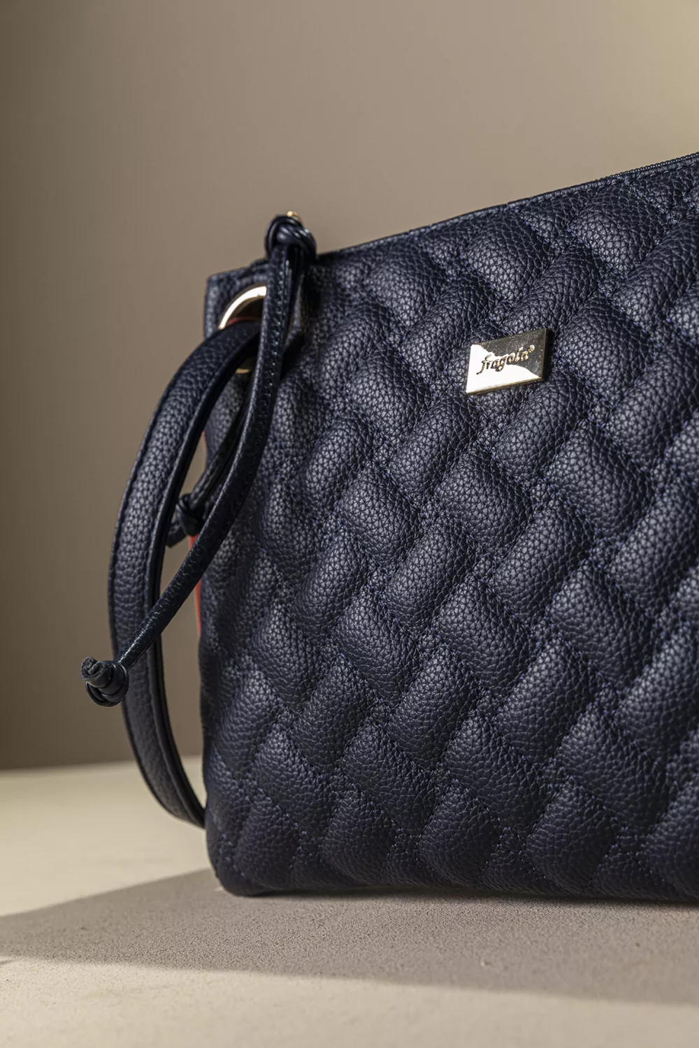 Πρακτικό τσαντάκι/νεσεσερ Πρακτικό τσαντάκι/νεσεσερ