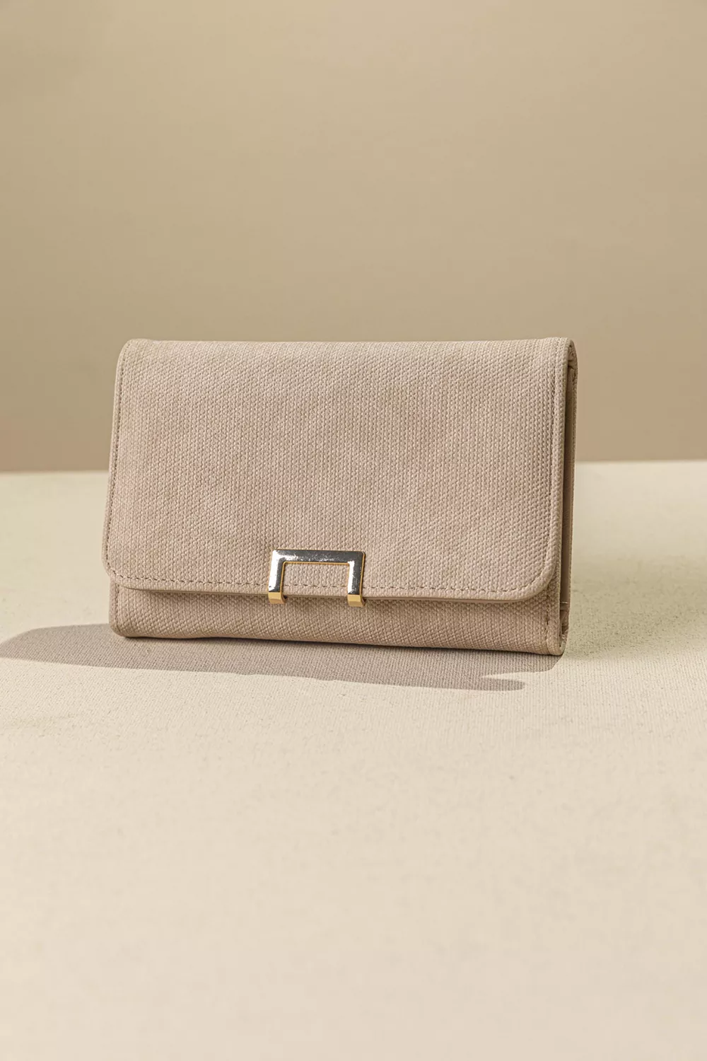 Πορτοφόλι με καπάκι μεσαίου μεγέθους