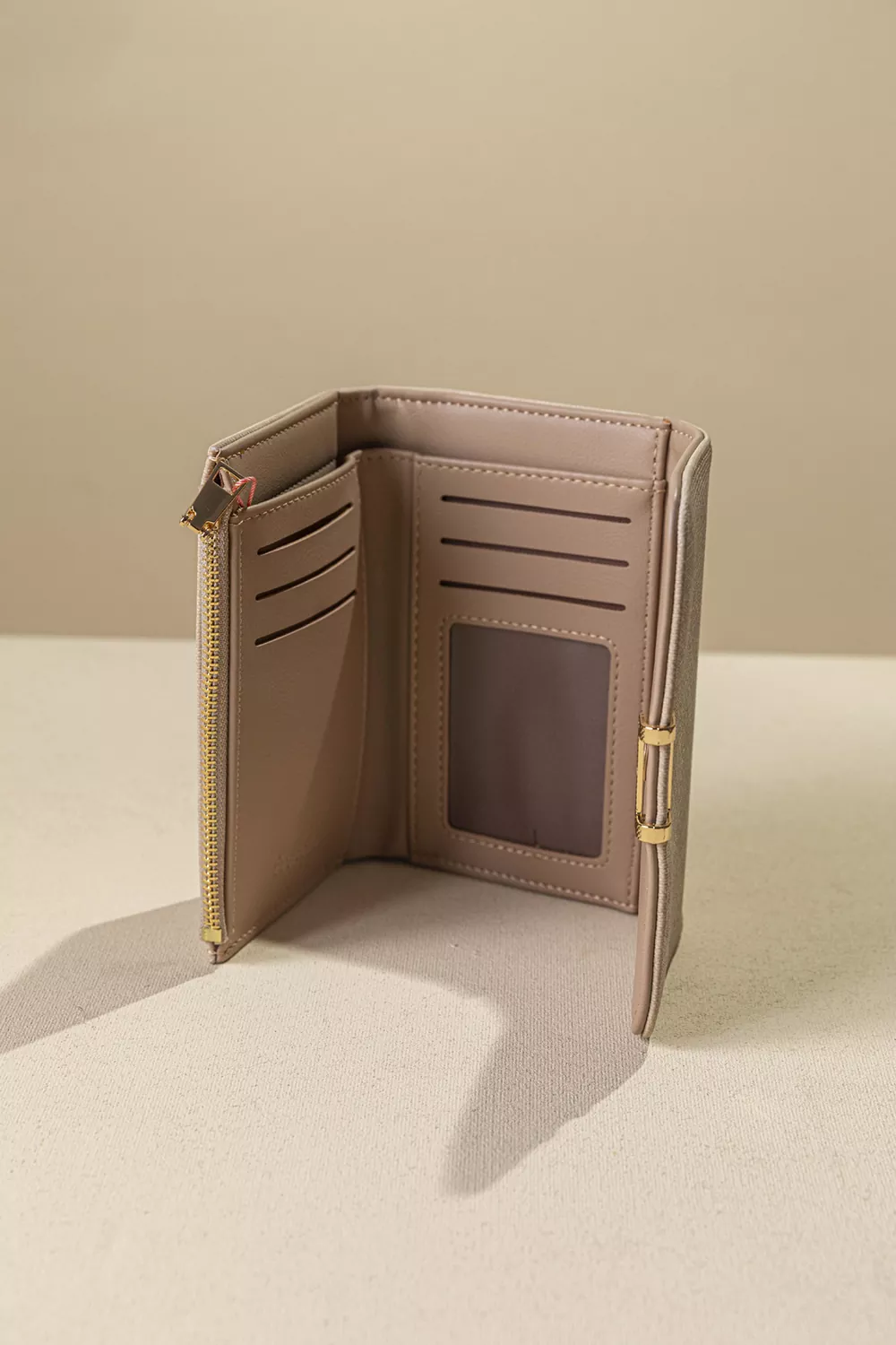 Πορτοφόλι με καπάκι μεσαίου μεγέθους