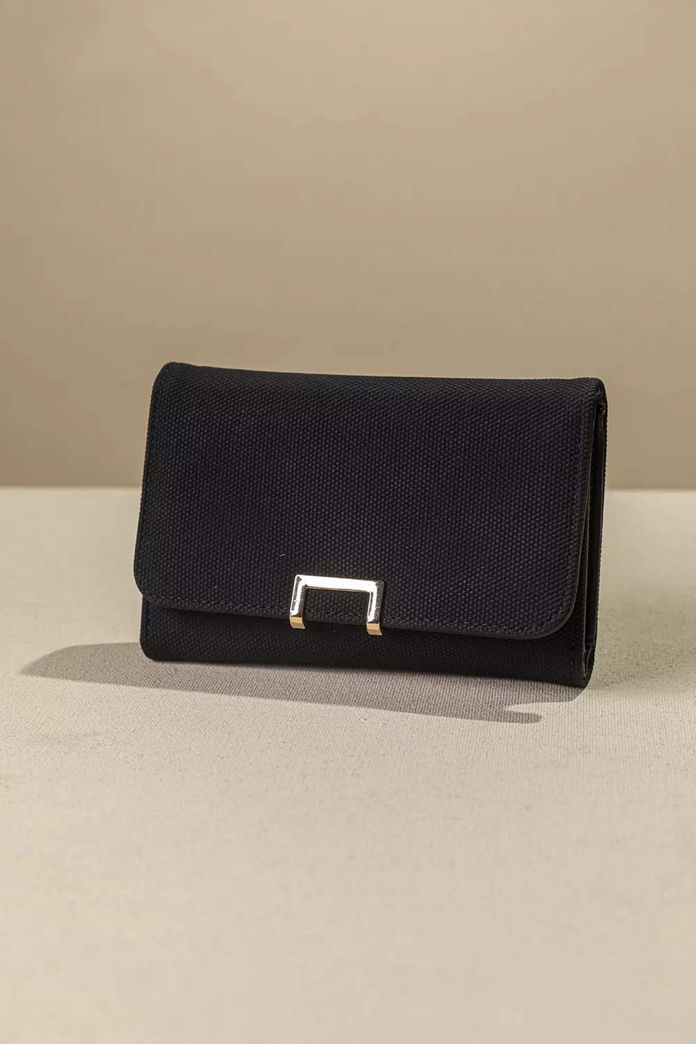 Πορτοφόλι με καπάκι μεσαίου μεγέθους