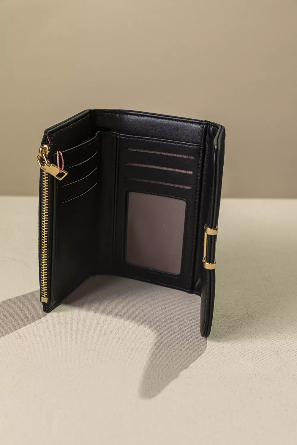 Πορτοφόλι με καπάκι μεσαίου μεγέθους