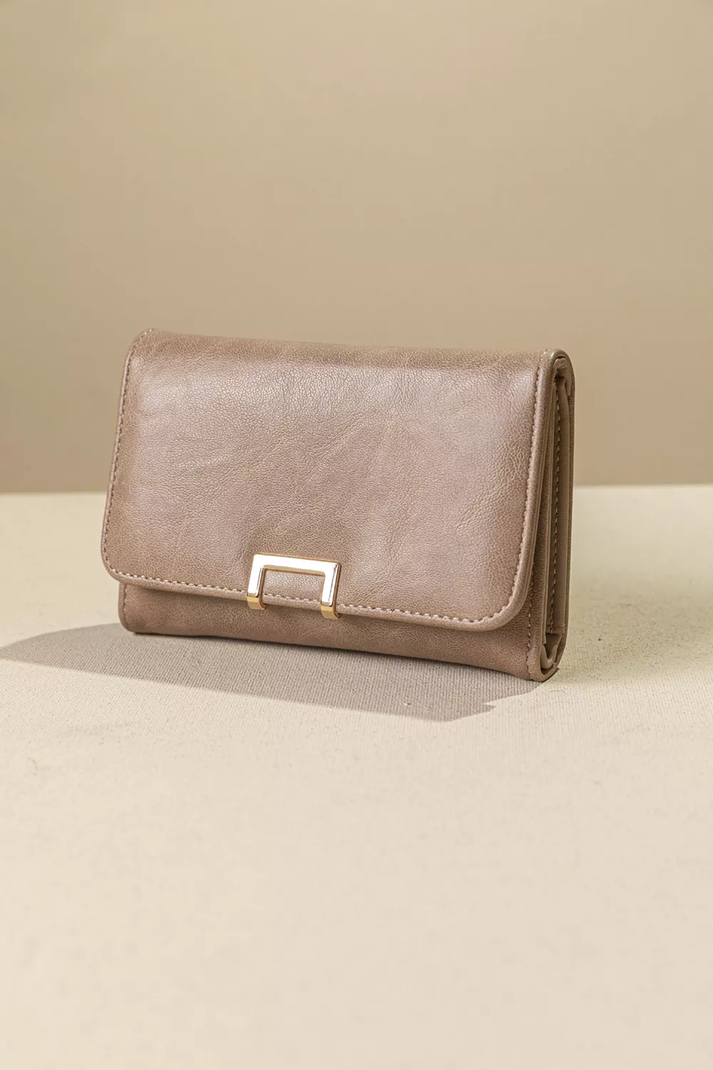 Πορτοφόλι με καπάκι μεσαίου μεγέθους