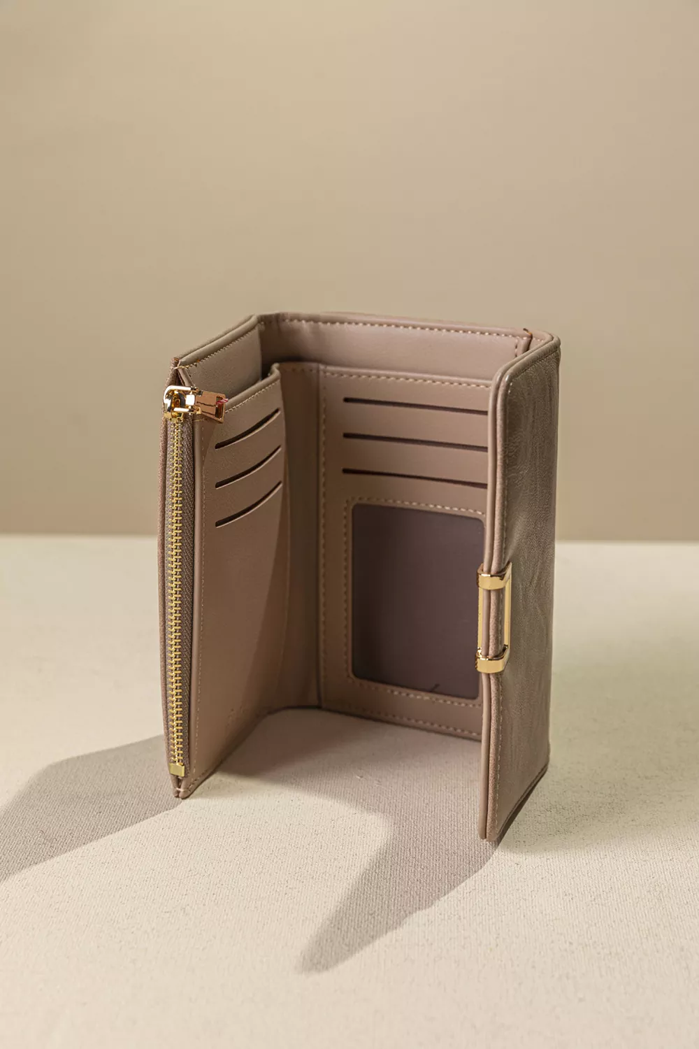 Πορτοφόλι με καπάκι μεσαίου μεγέθους