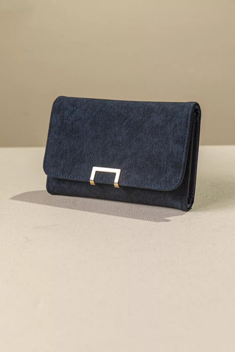 Πορτοφόλι με καπάκι μεσαίου μεγέθους