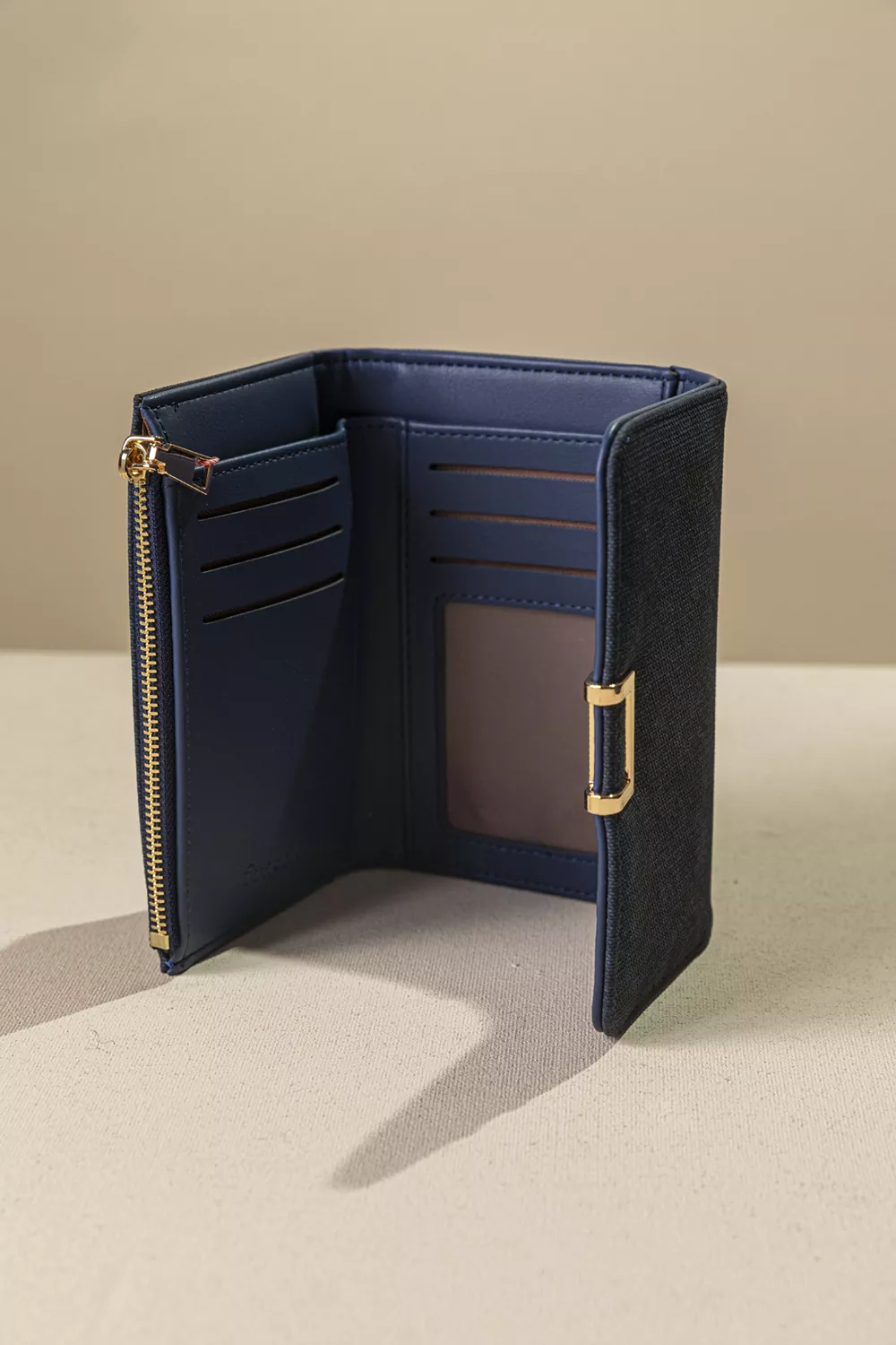 Πορτοφόλι με καπάκι μεσαίου μεγέθους