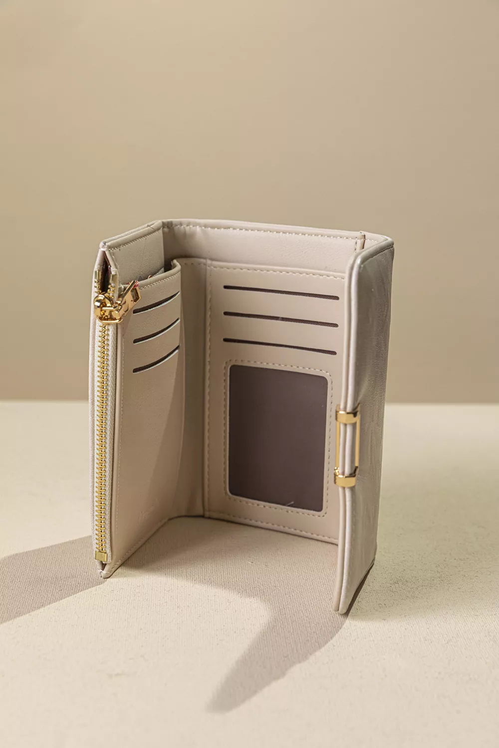 Πορτοφόλι με καπάκι μεσαίου μεγέθους