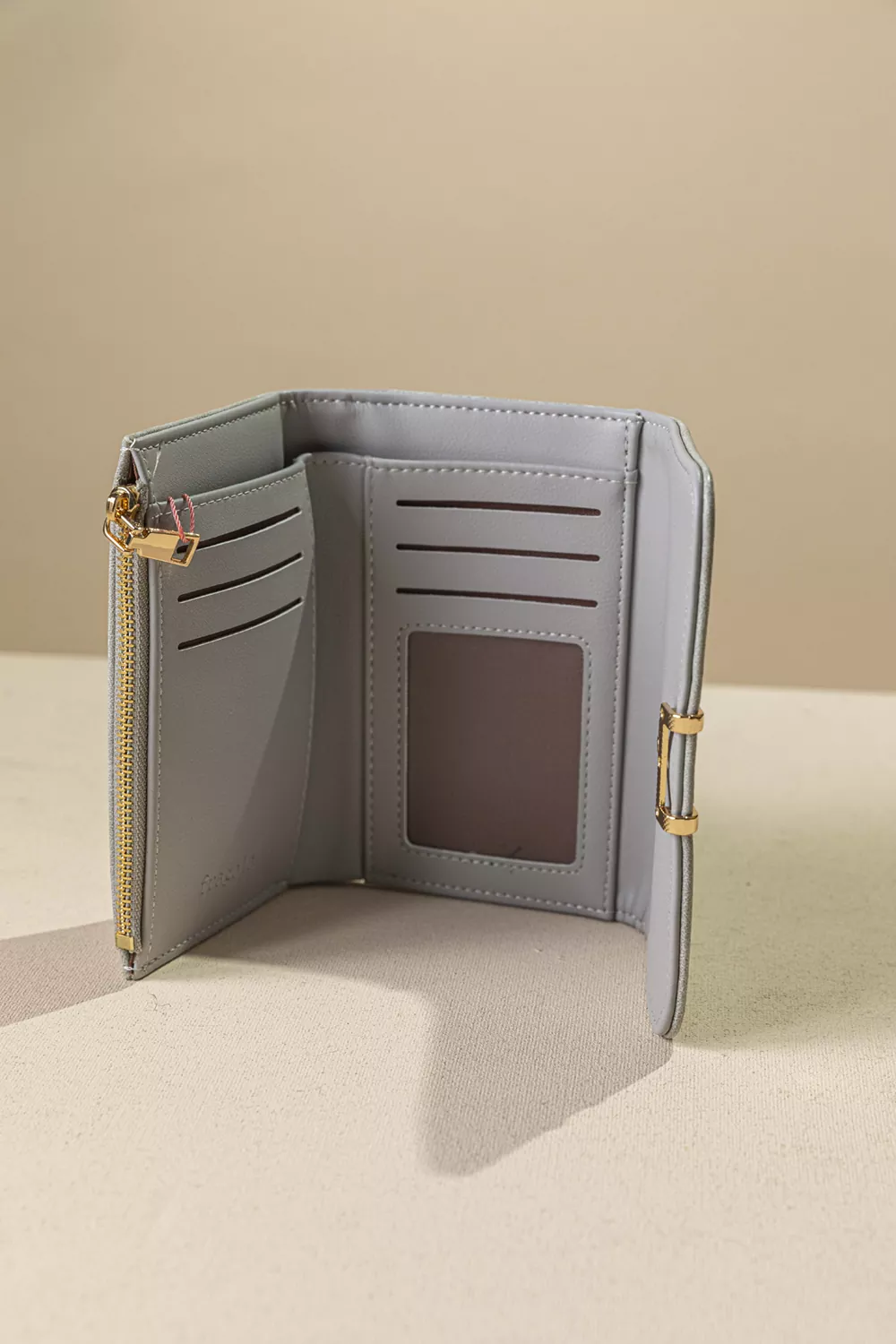 Πορτοφόλι με καπάκι μεσαίου μεγέθους