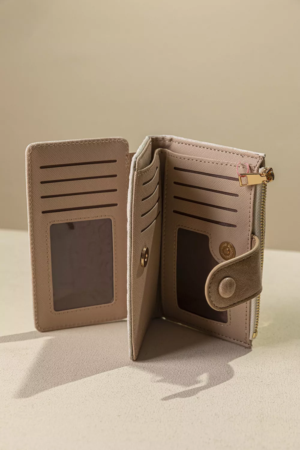 Πολυθέσιο πορτοφόλι με γλώσσα μεσαίου μεγέθους