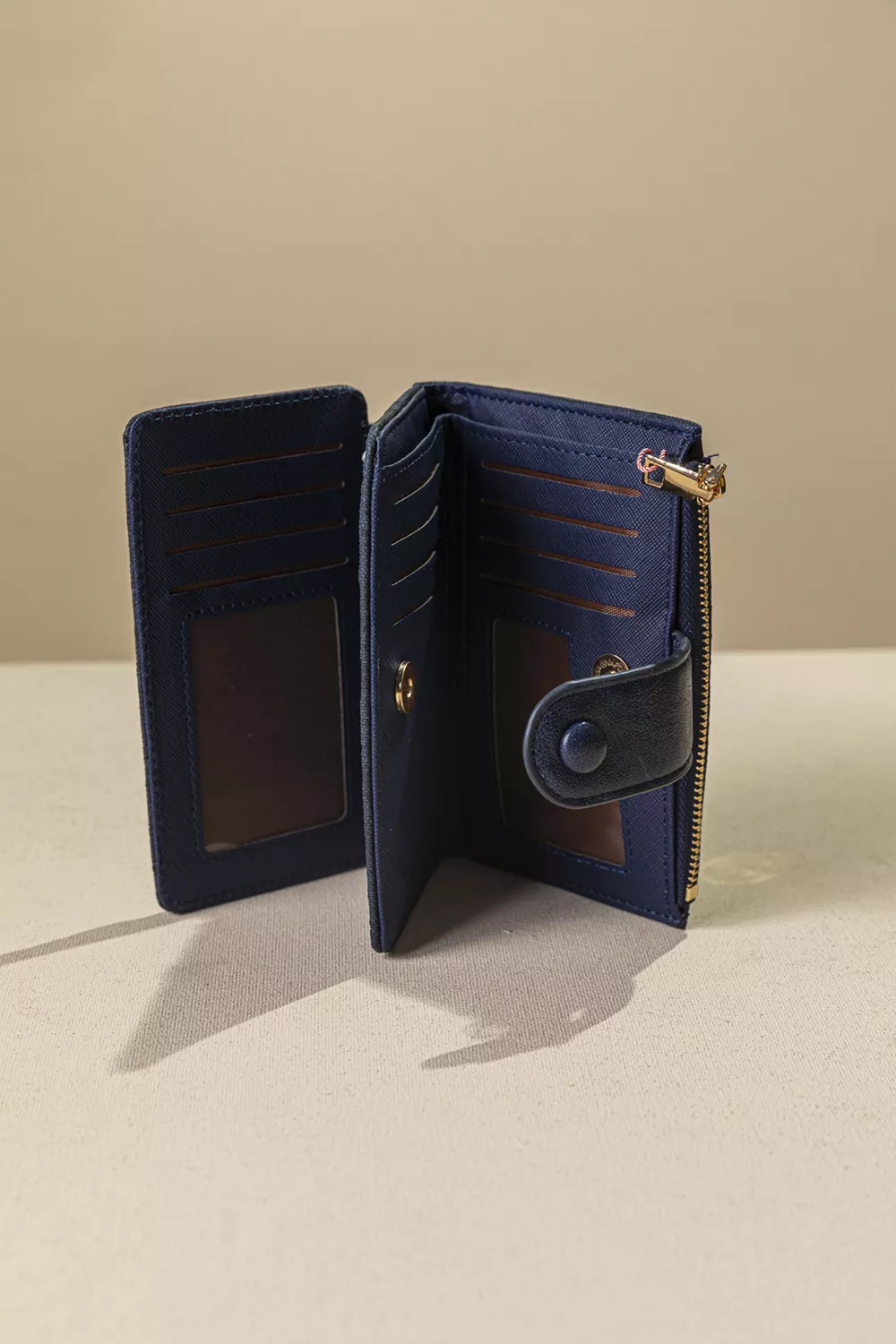 Πολυθέσιο πορτοφόλι με γλώσσα μεσαίου μεγέθους