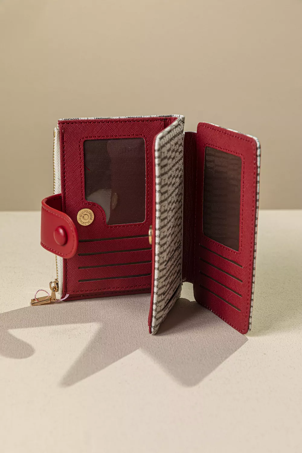 Πολυθέσιο πορτοφόλι με γλώσσα μεσαίου μεγέθους