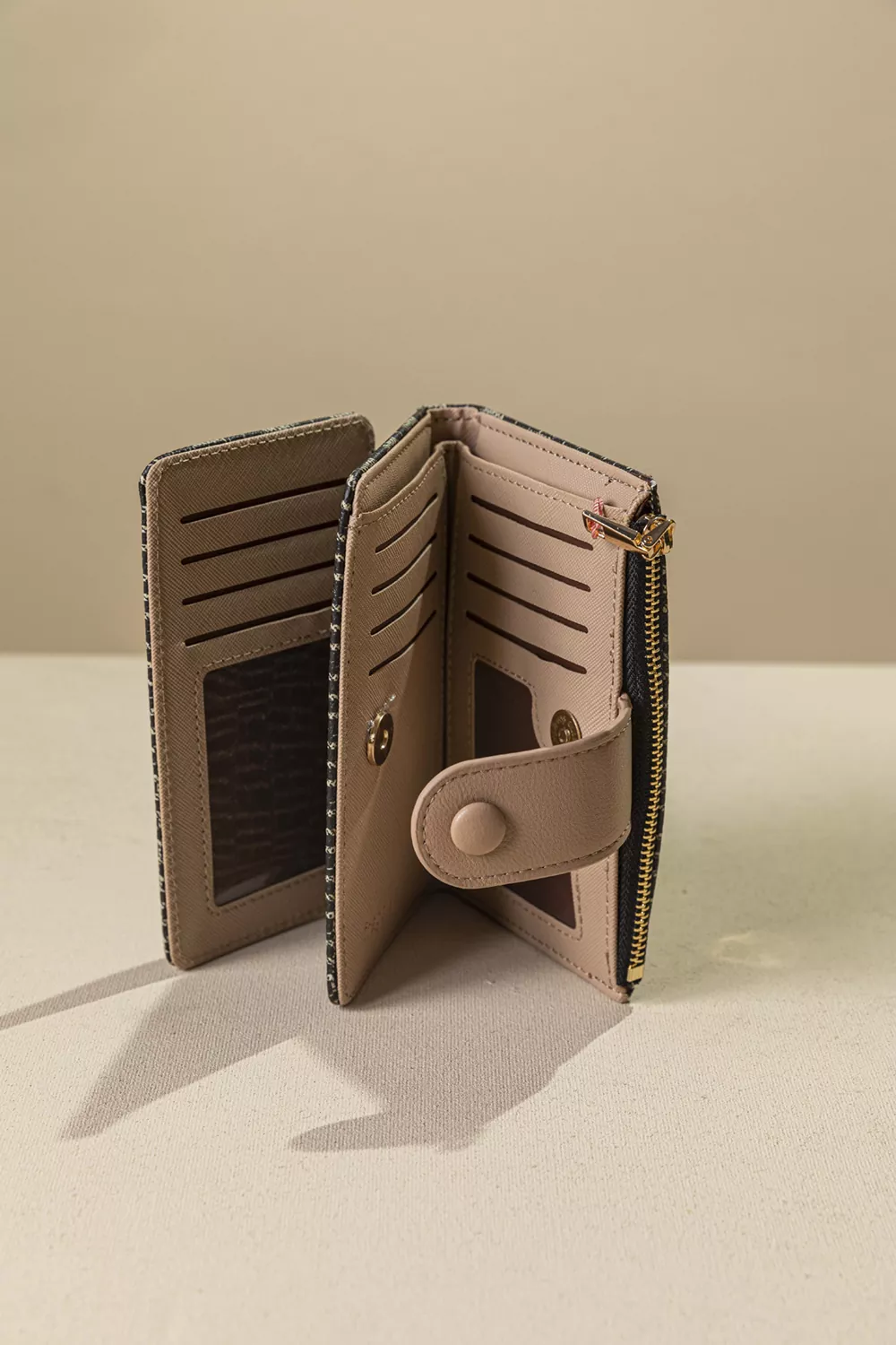 Πολυθέσιο πορτοφόλι με γλώσσα μεσαίου μεγέθους