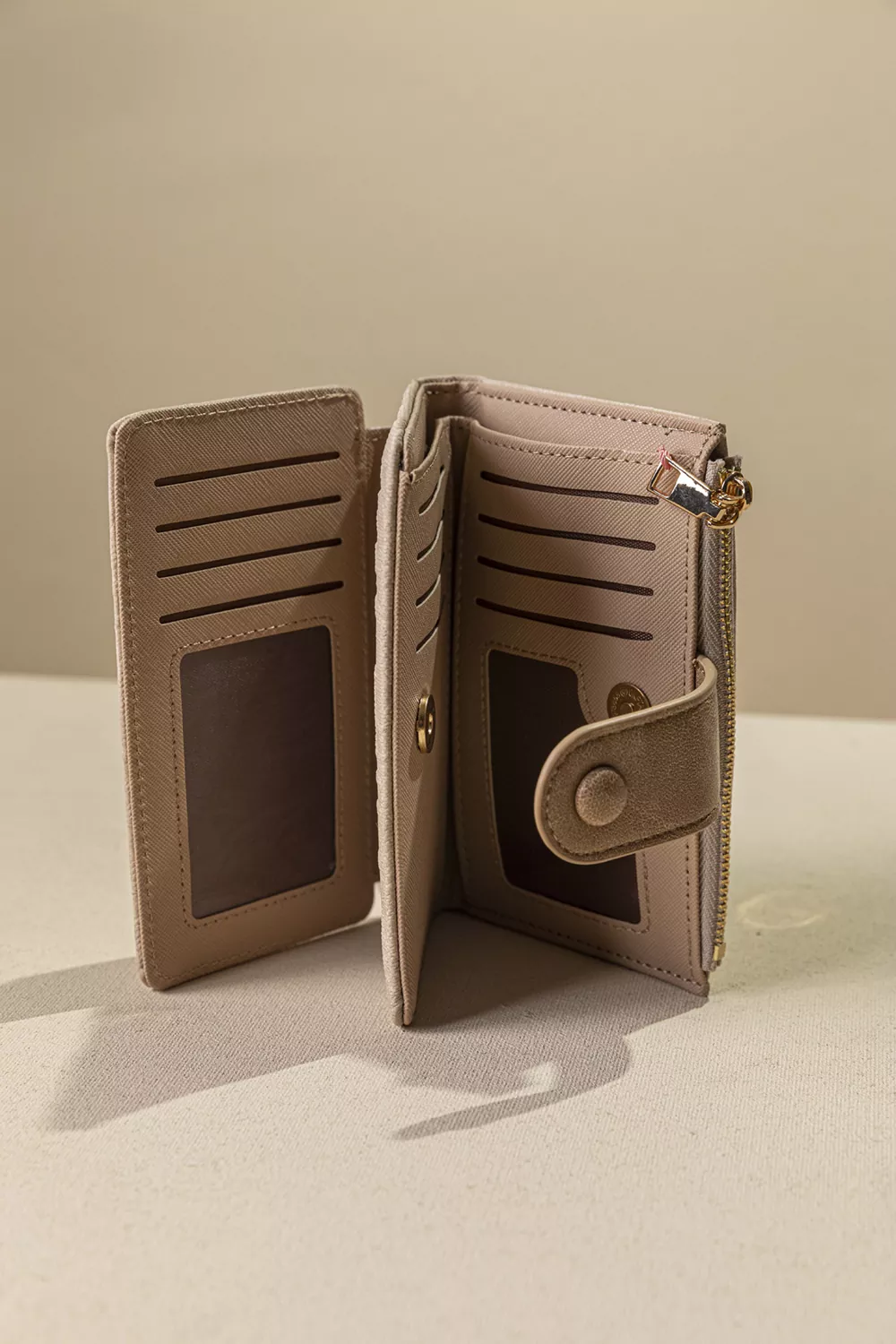 Πολυθέσιο πορτοφόλι με γλώσσα μεσαίου μεγέθους