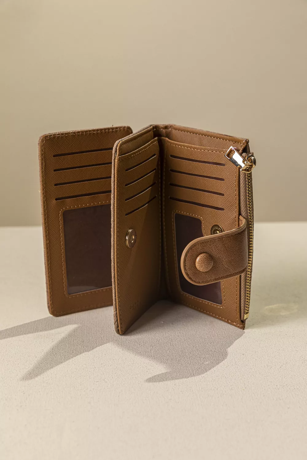 Πολυθέσιο πορτοφόλι με γλώσσα μεσαίου μεγέθους