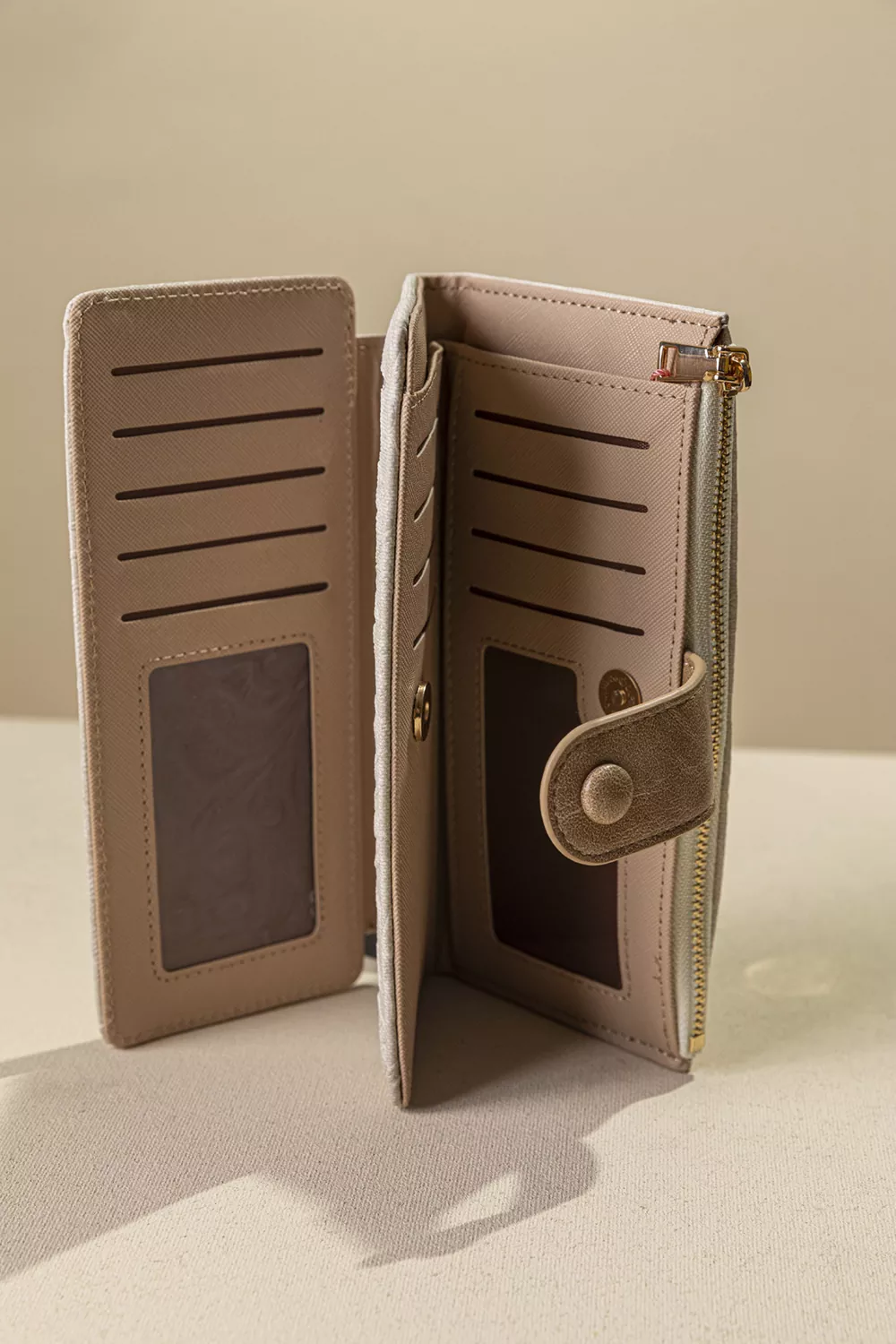 Πολυθέσιο πορτοφόλι με γλώσσα μεγάλου μεγέθους