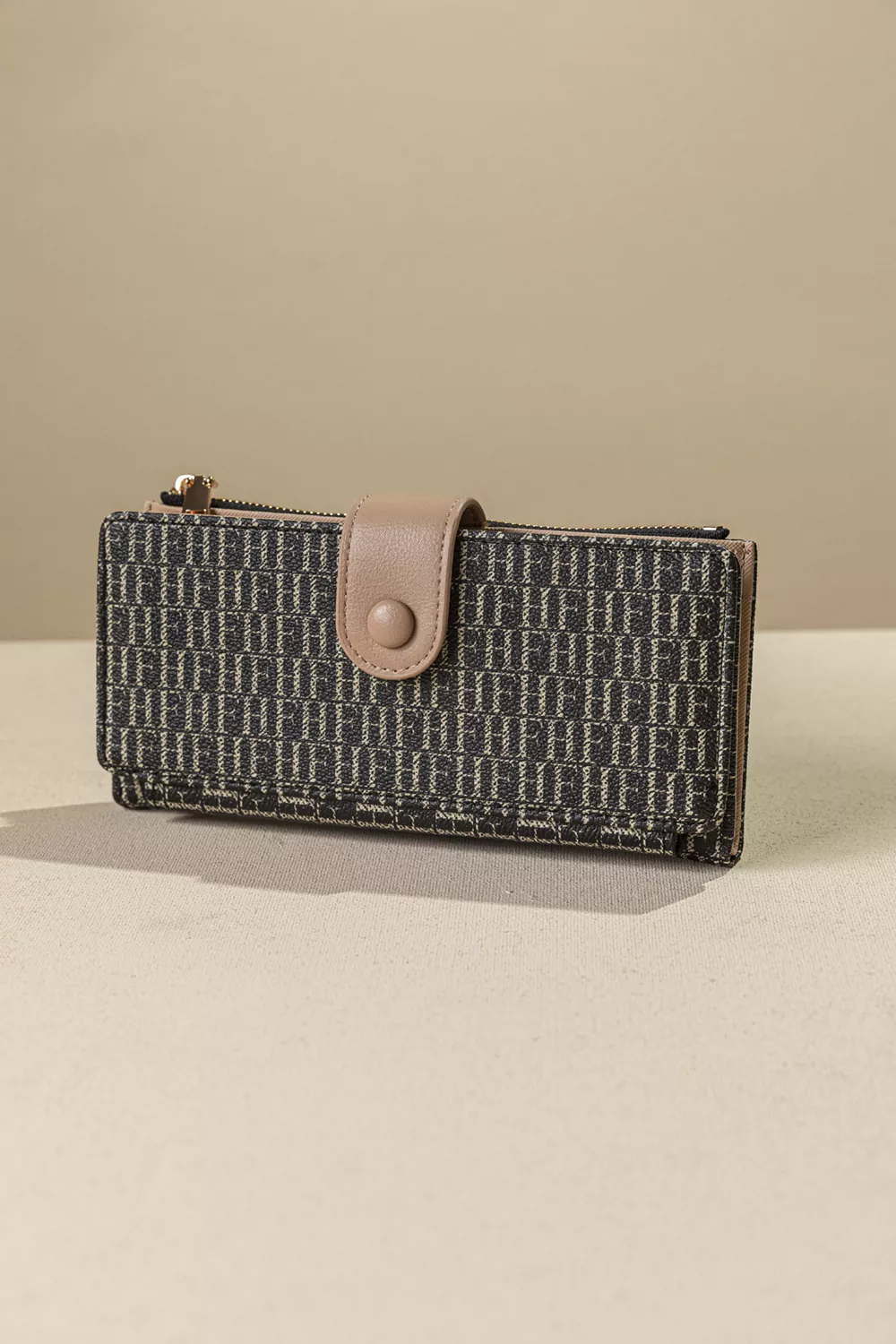 Πολυθέσιο πορτοφόλι με γλώσσα μεγάλου μεγέθους