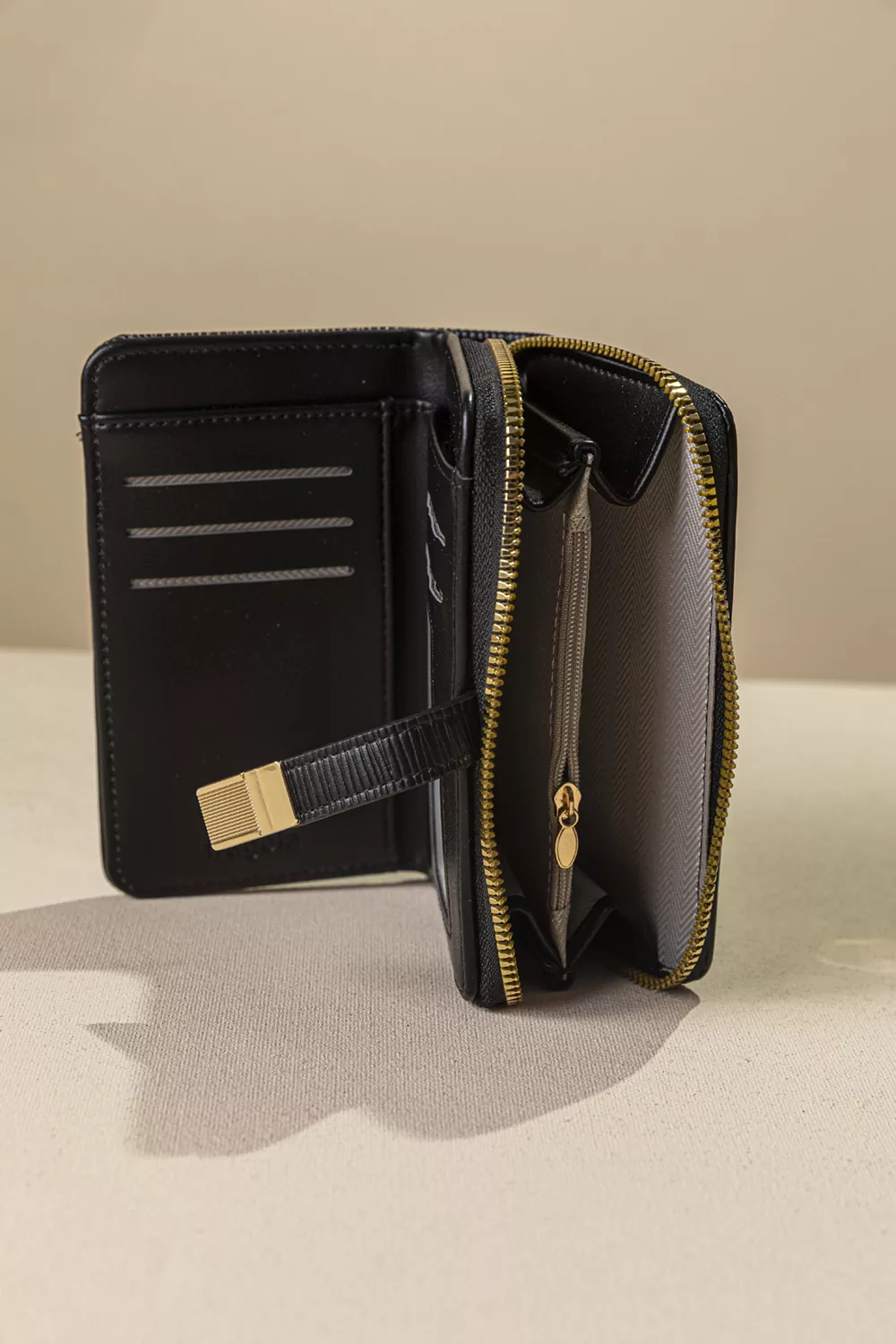 Γυναικείο πορτοφόλι μεσαίου μεγέθους