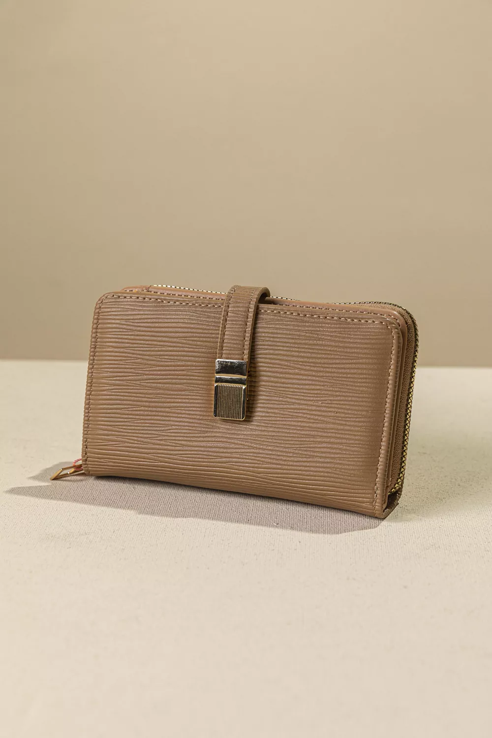 Γυναικείο πορτοφόλι μεσαίου μεγέθους