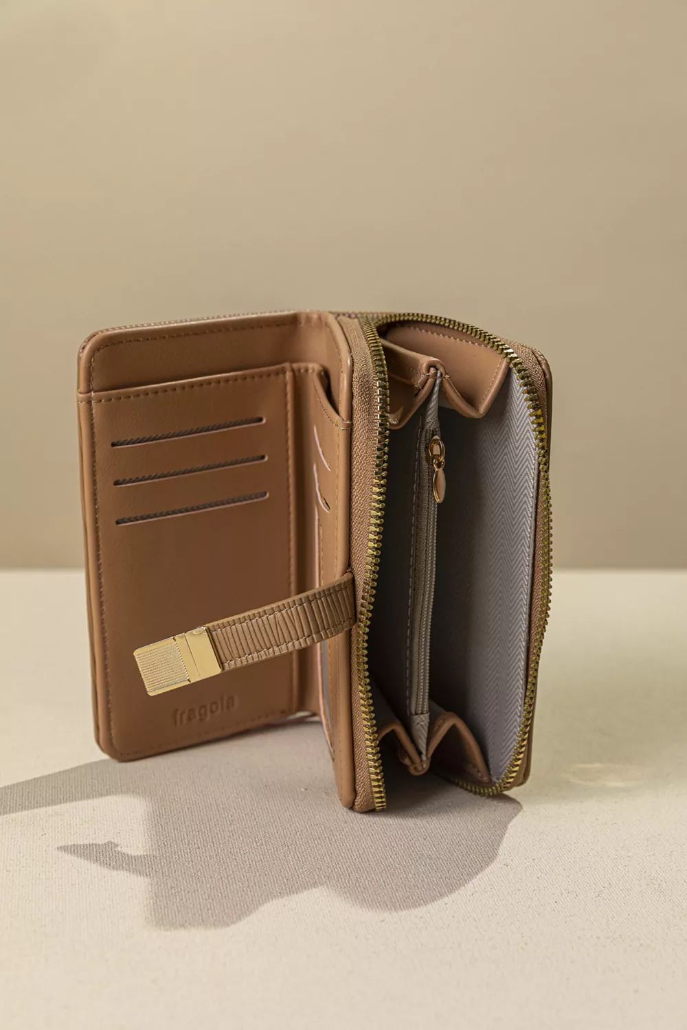 Γυναικείο πορτοφόλι μεσαίου μεγέθους