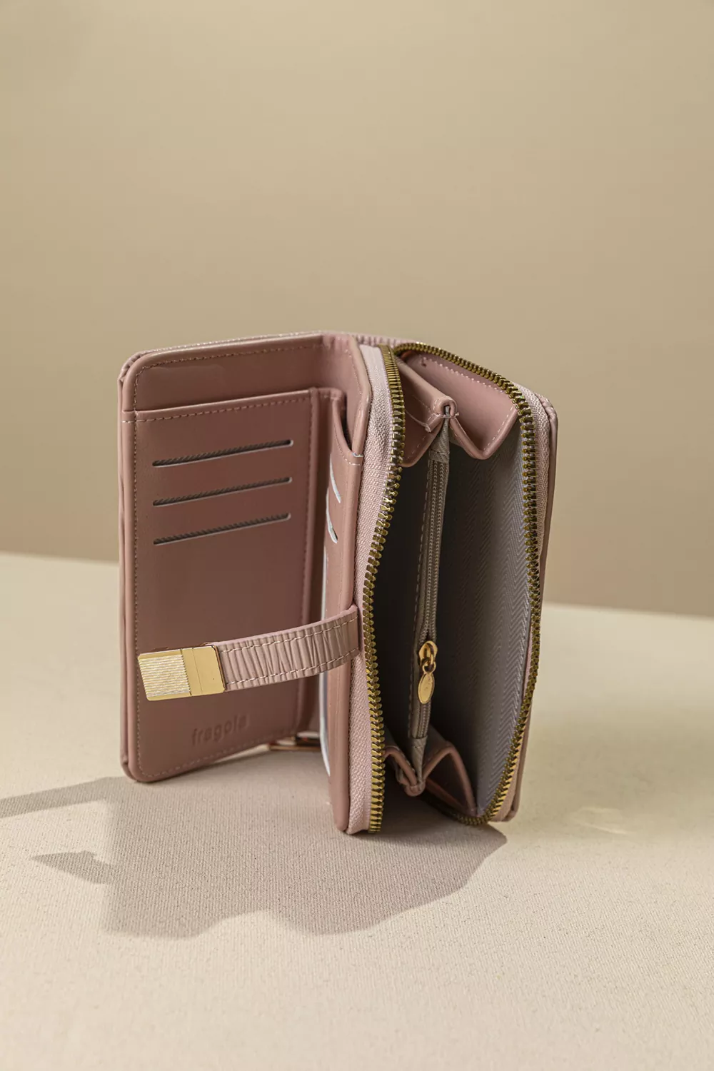 Γυναικείο πορτοφόλι μεσαίου μεγέθους
