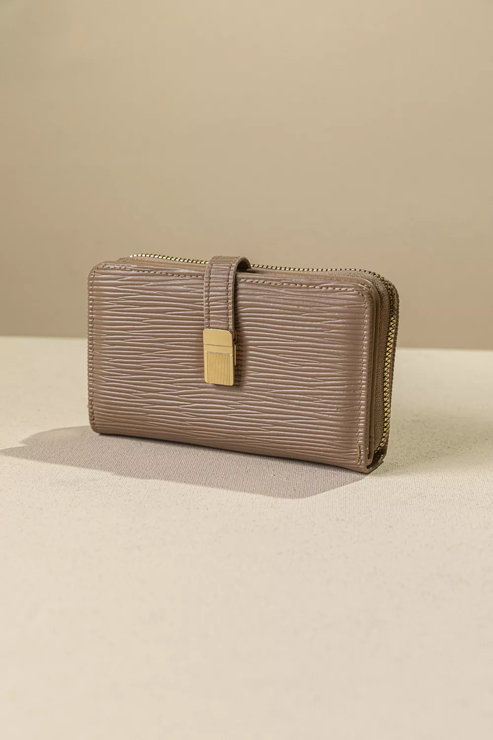 Γυναικείο πορτοφόλι μεσαίου μεγέθους