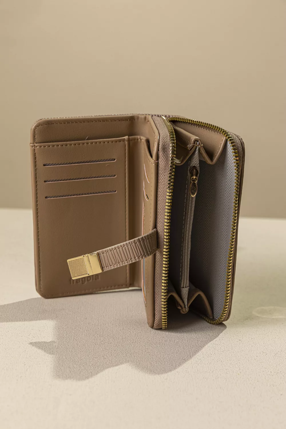 Γυναικείο πορτοφόλι μεσαίου μεγέθους