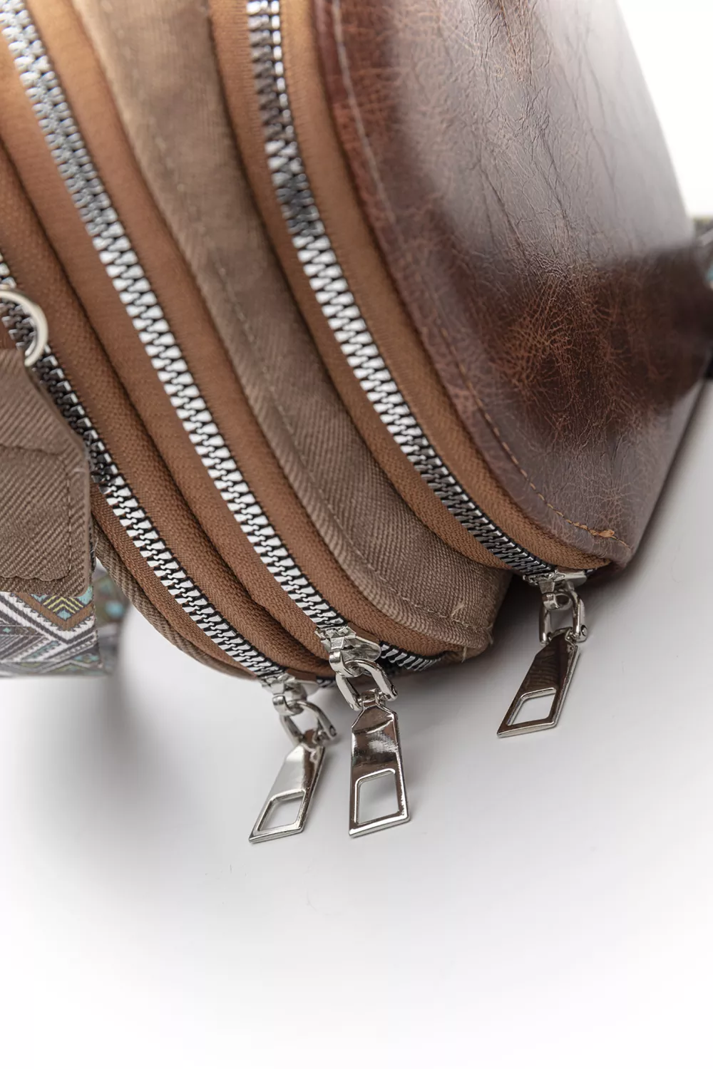 Χιαστί τριθέσιο τσαντάκι με ιμάντα οβάλ