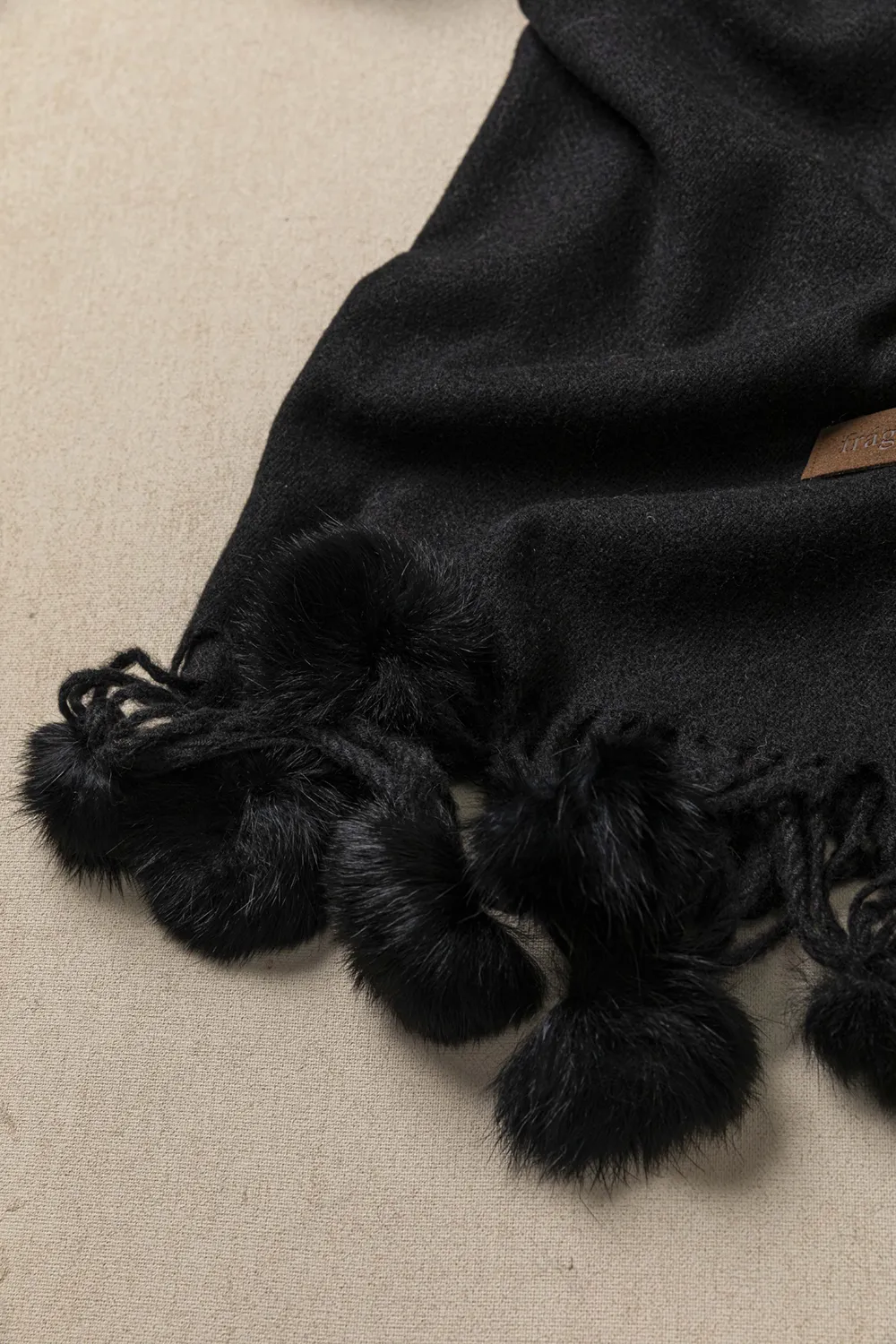 Πασμίνα με pom pom Πασμίνα με pom pom