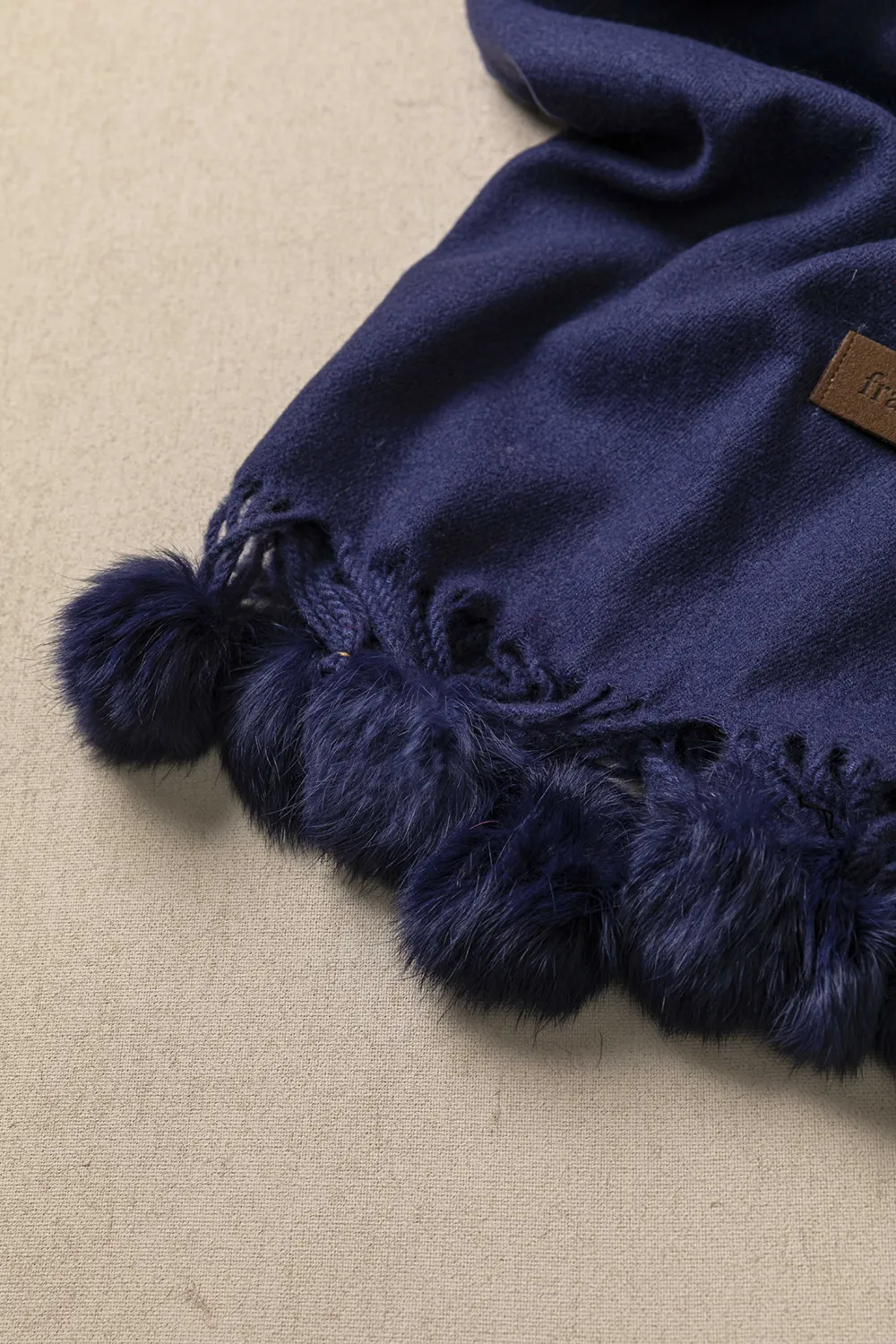 Πασμίνα με pom pom Πασμίνα με pom pom