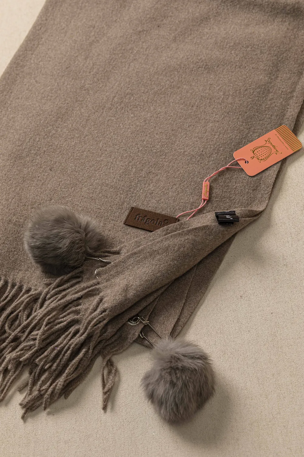 Πασμίνα με μεγάλα Pom pom Πασμίνα με μεγάλα Pom pom