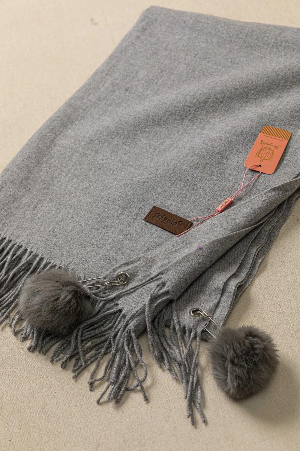 Πασμίνα με μεγάλα Pom pom Πασμίνα με μεγάλα Pom pom