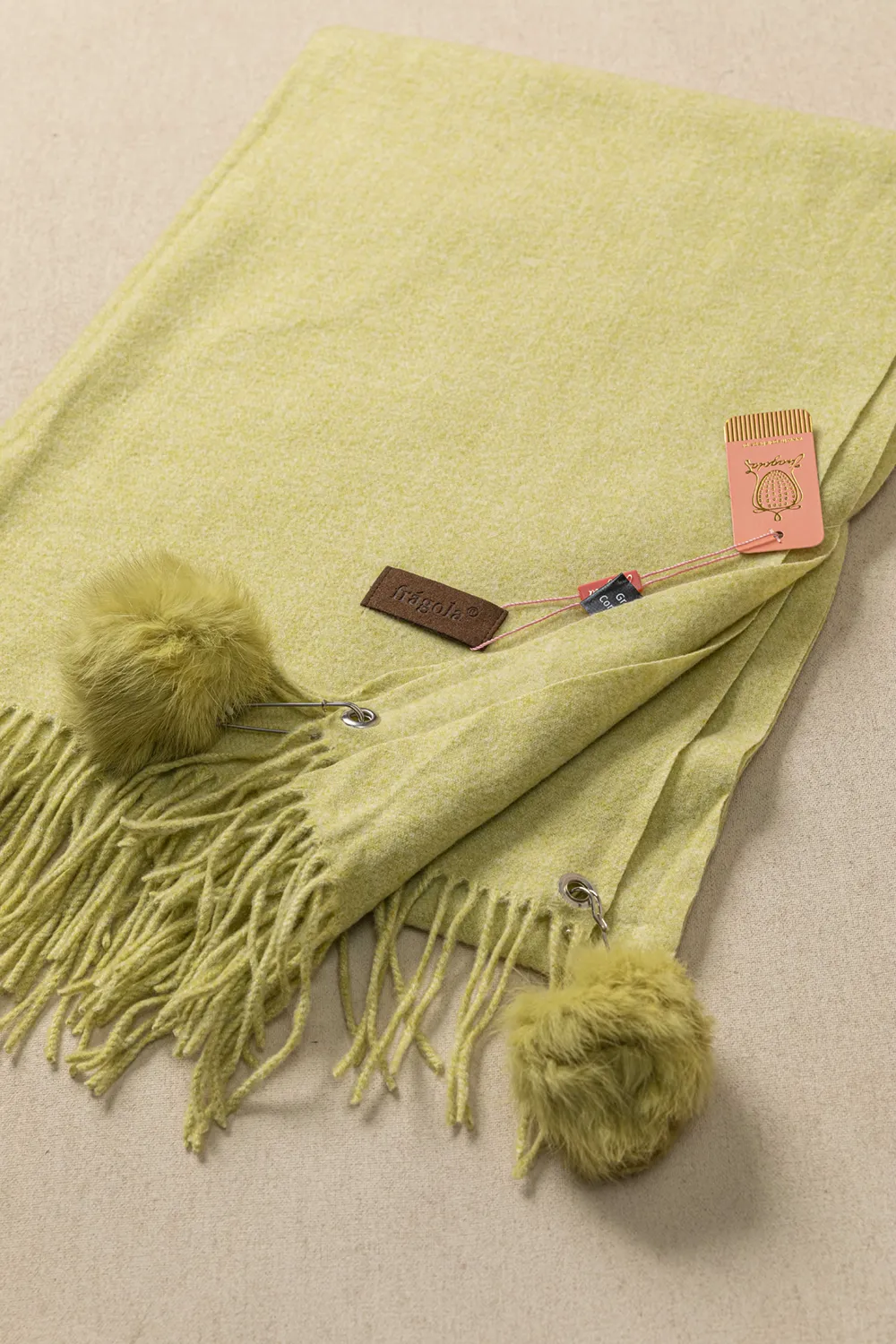 Πασμίνα με μεγάλα Pom pom Πασμίνα με μεγάλα Pom pom