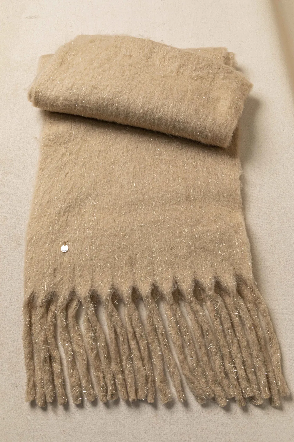 Κουβέρτα-πασμίνα με ασημένιες κλωστές Κουβέρτα-πασμίνα με ασημένιες κλωστές