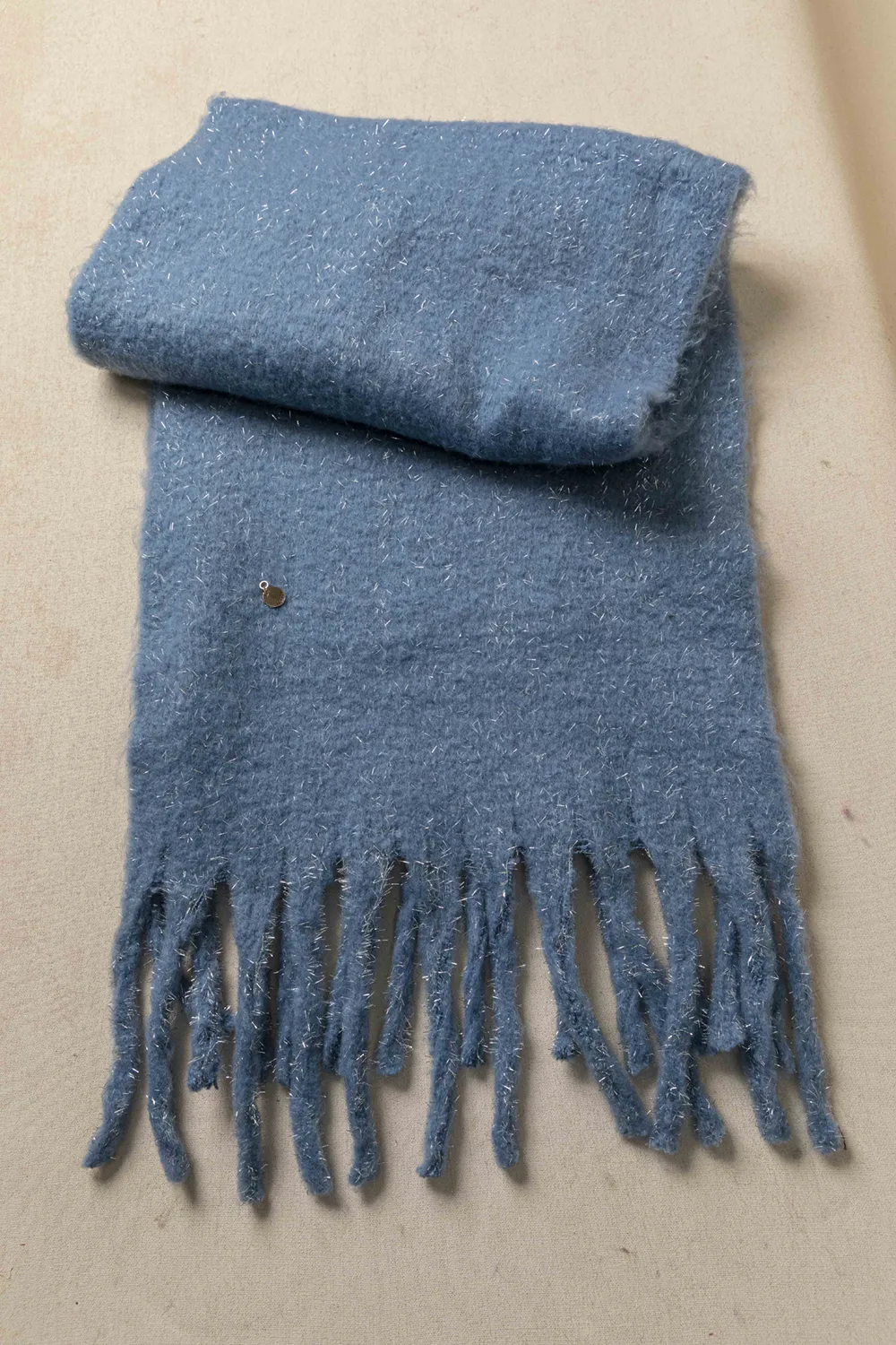 Κουβέρτα-πασμίνα με ασημένιες κλωστές Κουβέρτα-πασμίνα με ασημένιες κλωστές