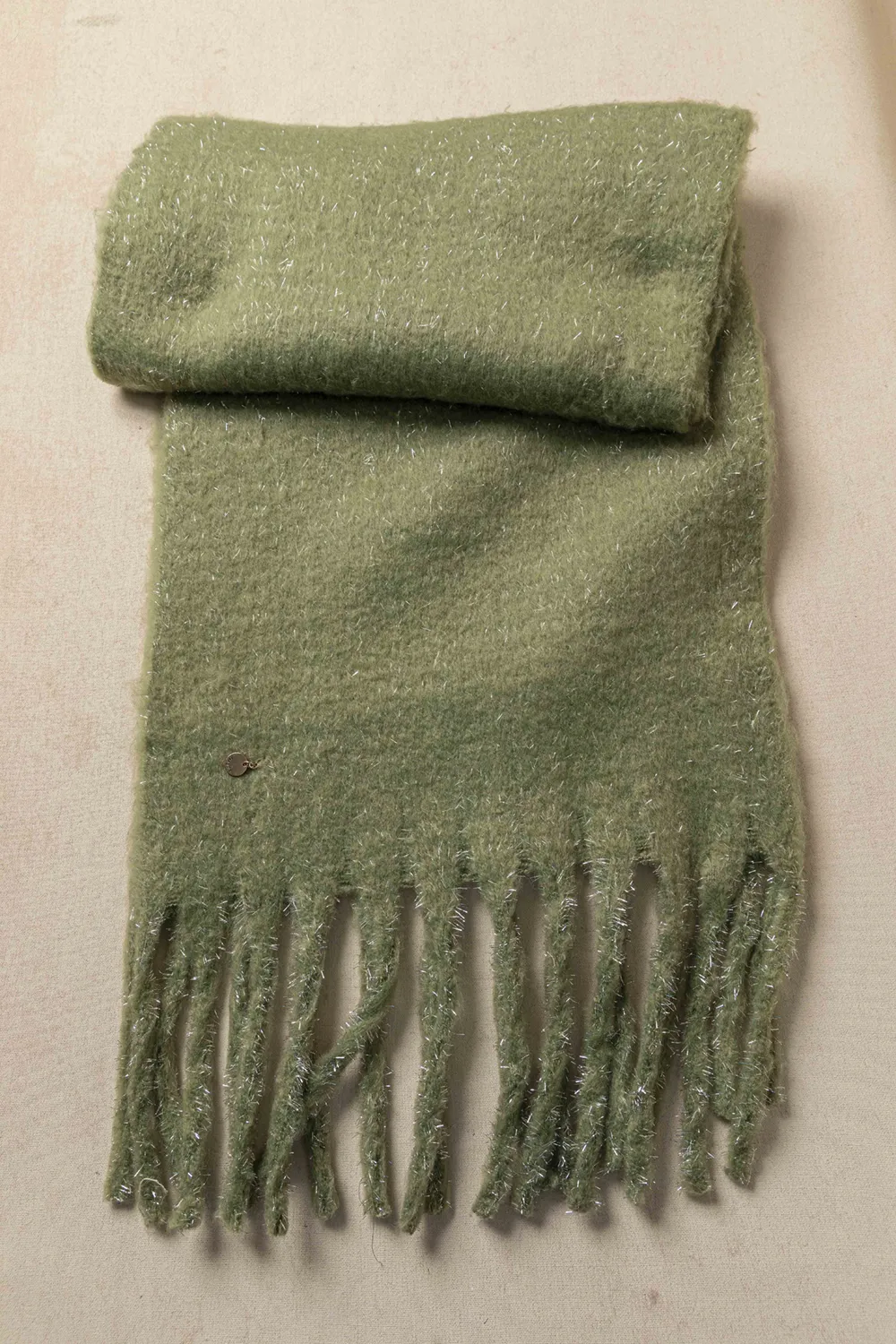 Κουβέρτα-πασμίνα με ασημένιες κλωστές Κουβέρτα-πασμίνα με ασημένιες κλωστές