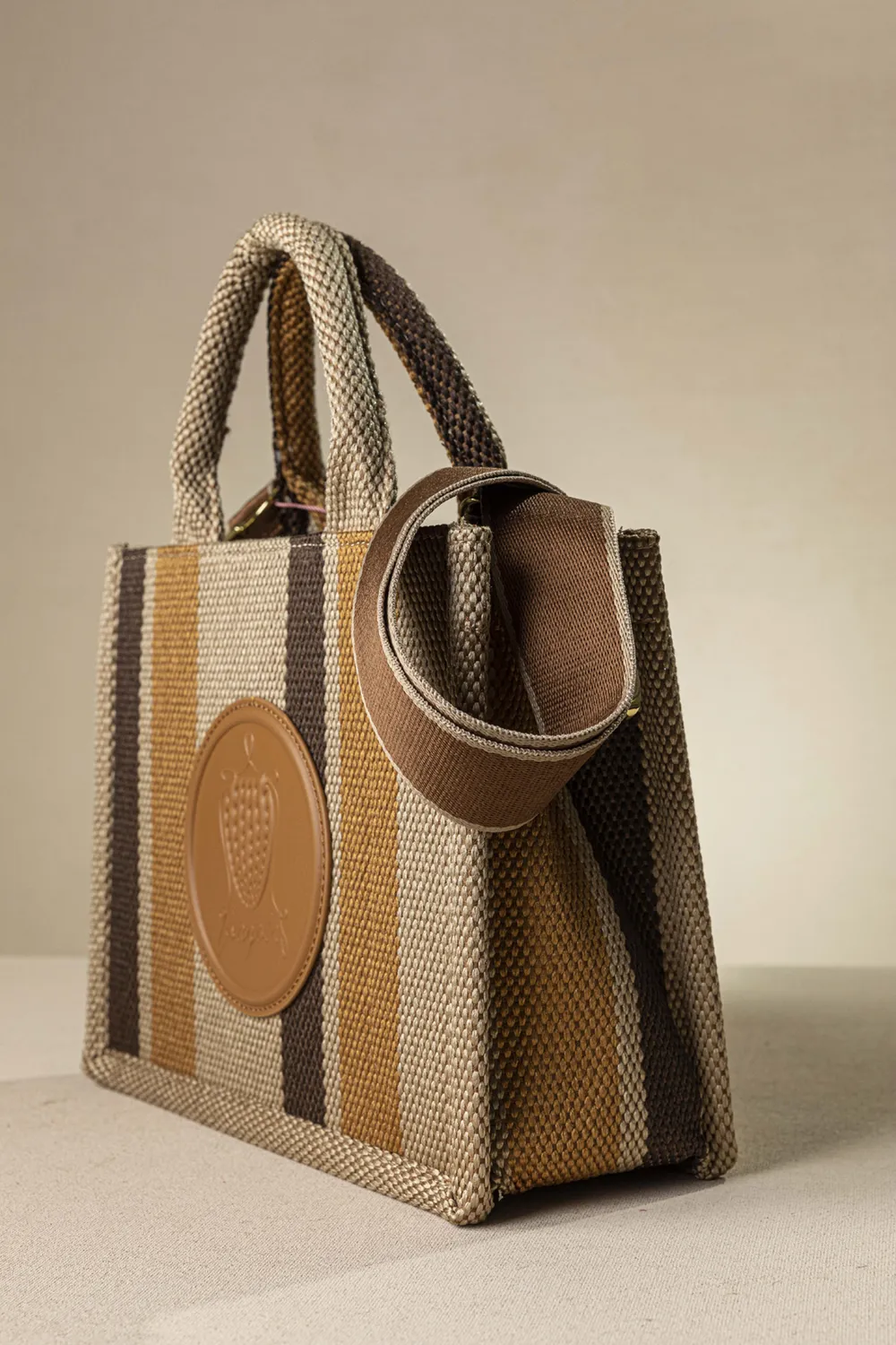 Τετράγωνη τσάντα καραβόπανο με ιμάντα