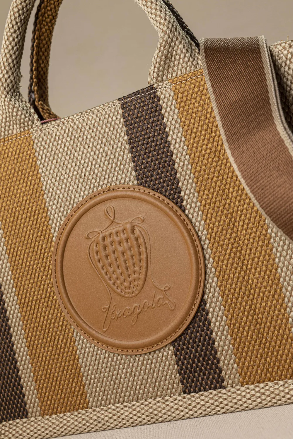 Τετράγωνη τσάντα καραβόπανο με ιμάντα