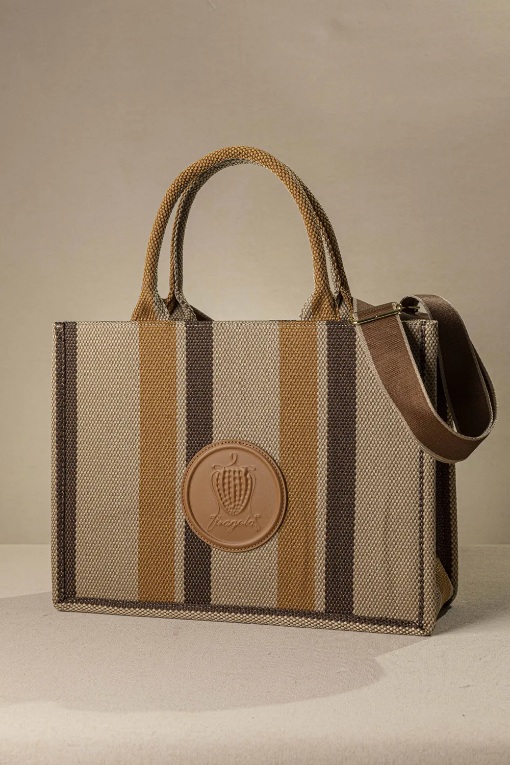 Μεγάλη  τετράγωνη τσάντα από καραβόπανο με ιμάντα