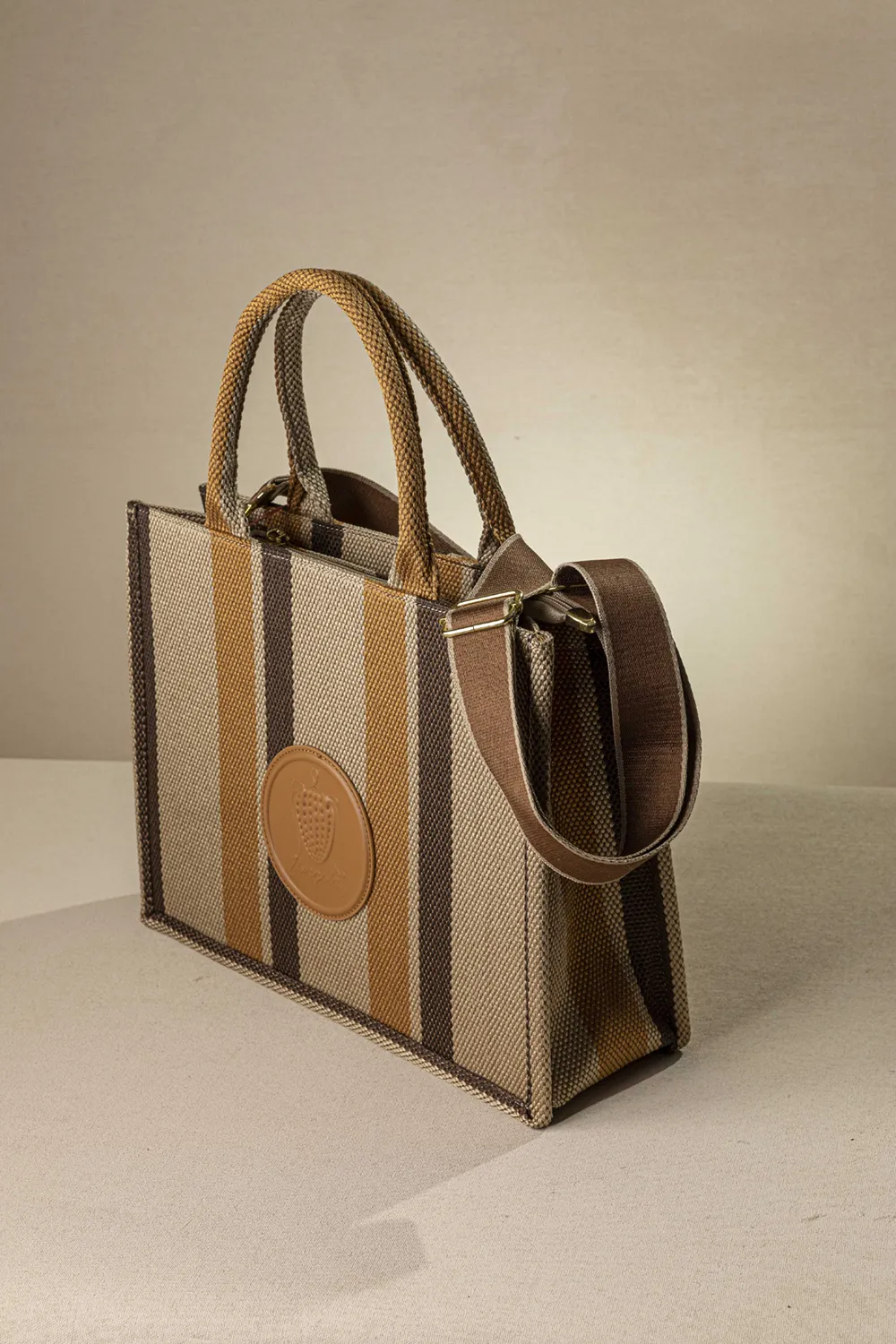 Μεγάλη  τετράγωνη τσάντα από καραβόπανο με ιμάντα