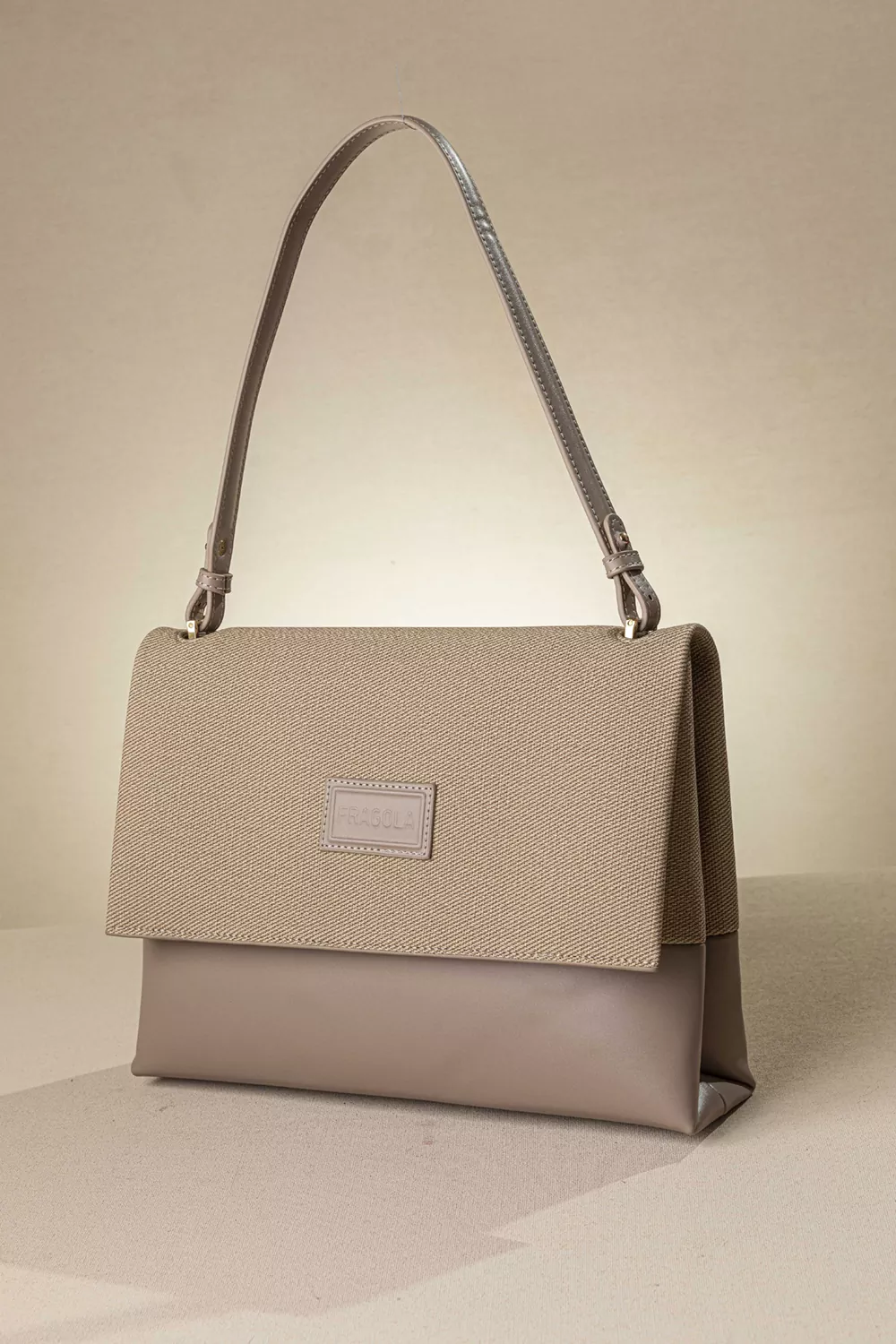 Τσάντα ώμου με χιαστί και ιμάντα