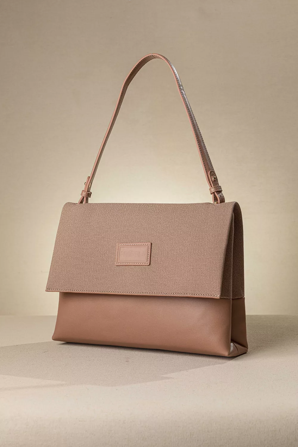 Τσάντα ώμου με χιαστί και ιμάντα