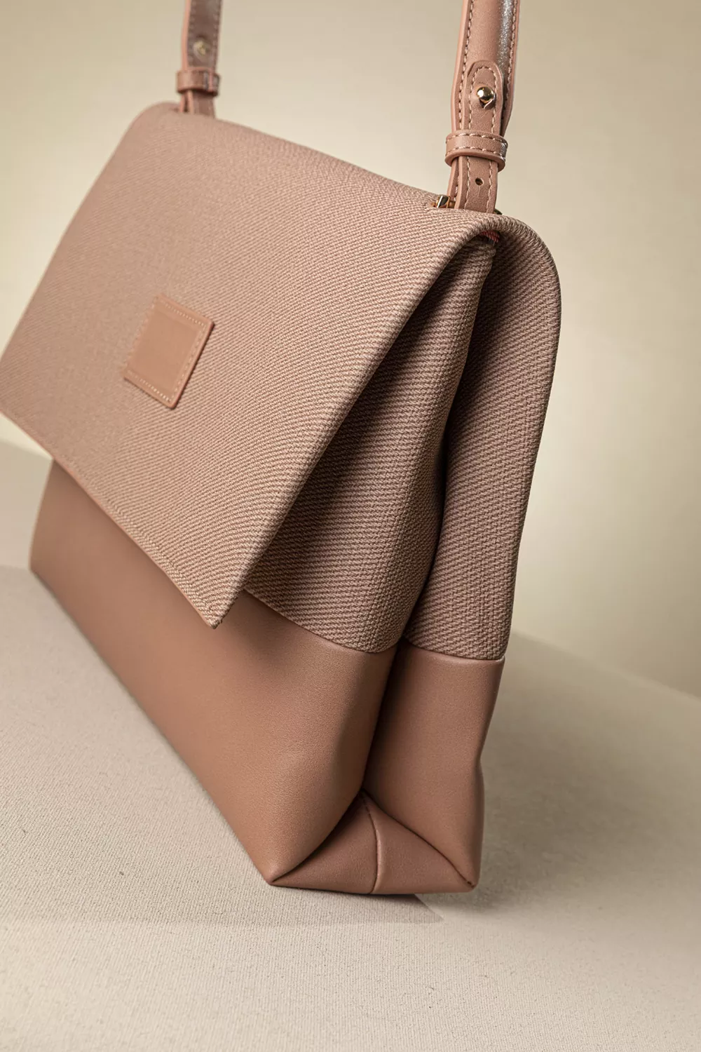 Τσάντα ώμου με χιαστί και ιμάντα