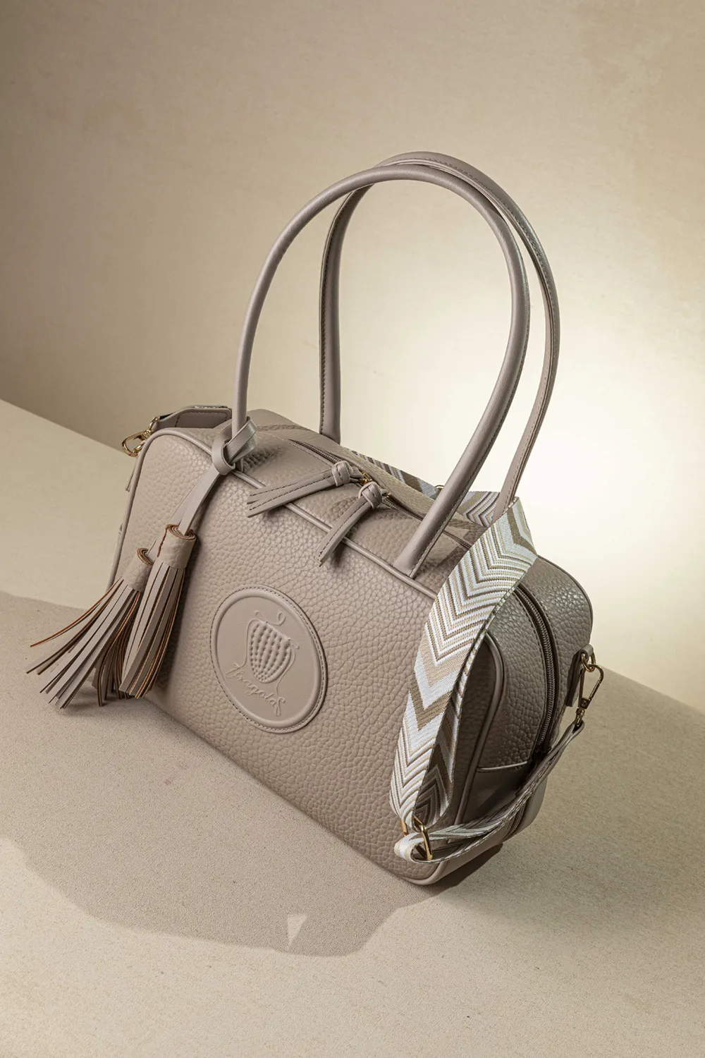 Μακρόστενη τσάντα ώμου και χιαστί με casual logo