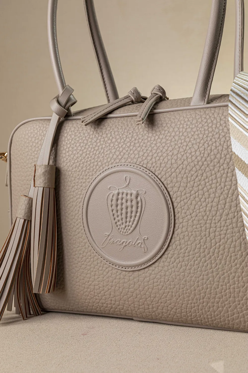 Μακρόστενη τσάντα ώμου και χιαστί με casual logo